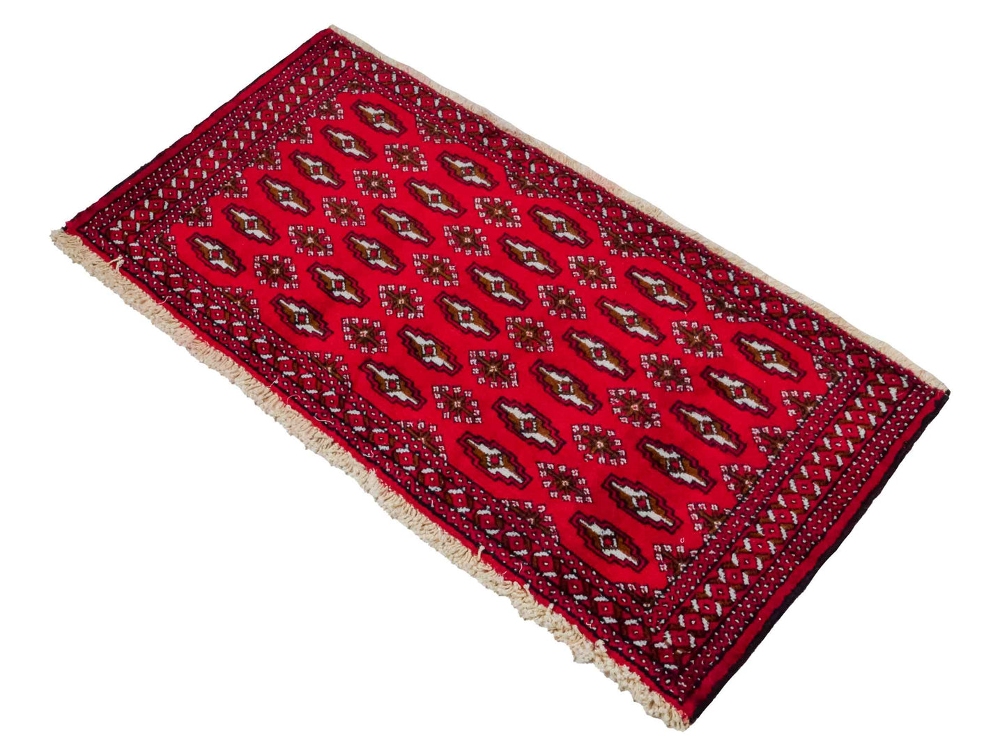 Handgeknüpfter Vintage Turkaman Nomadenteppich von Khademi aus Wolle, rot. Bukhara Allover-Design. Von Hand geknüpft in Iran. Größe: 53 cm x 110 cm. Teppichnummer: DB3-1022. Verkauf durch Jupiter Intl.