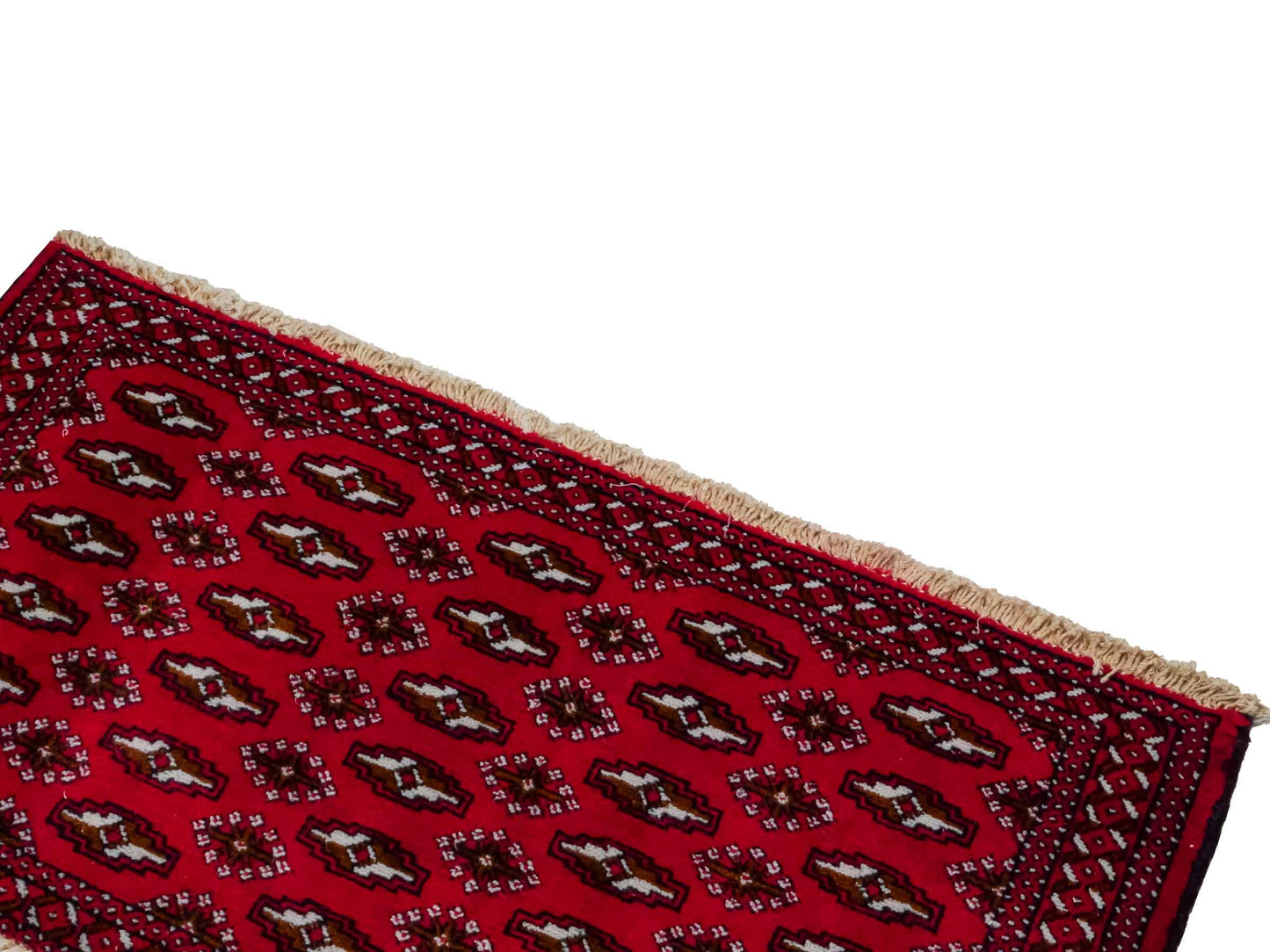 Handgeknüpfter Vintage Turkaman Nomadenteppich von Khademi aus Wolle, rot. Bukhara Allover-Design. Von Hand geknüpft in Iran. Größe: 53 cm x 110 cm. Teppichnummer: DB3-1022. Verkauf durch Jupiter Intl.