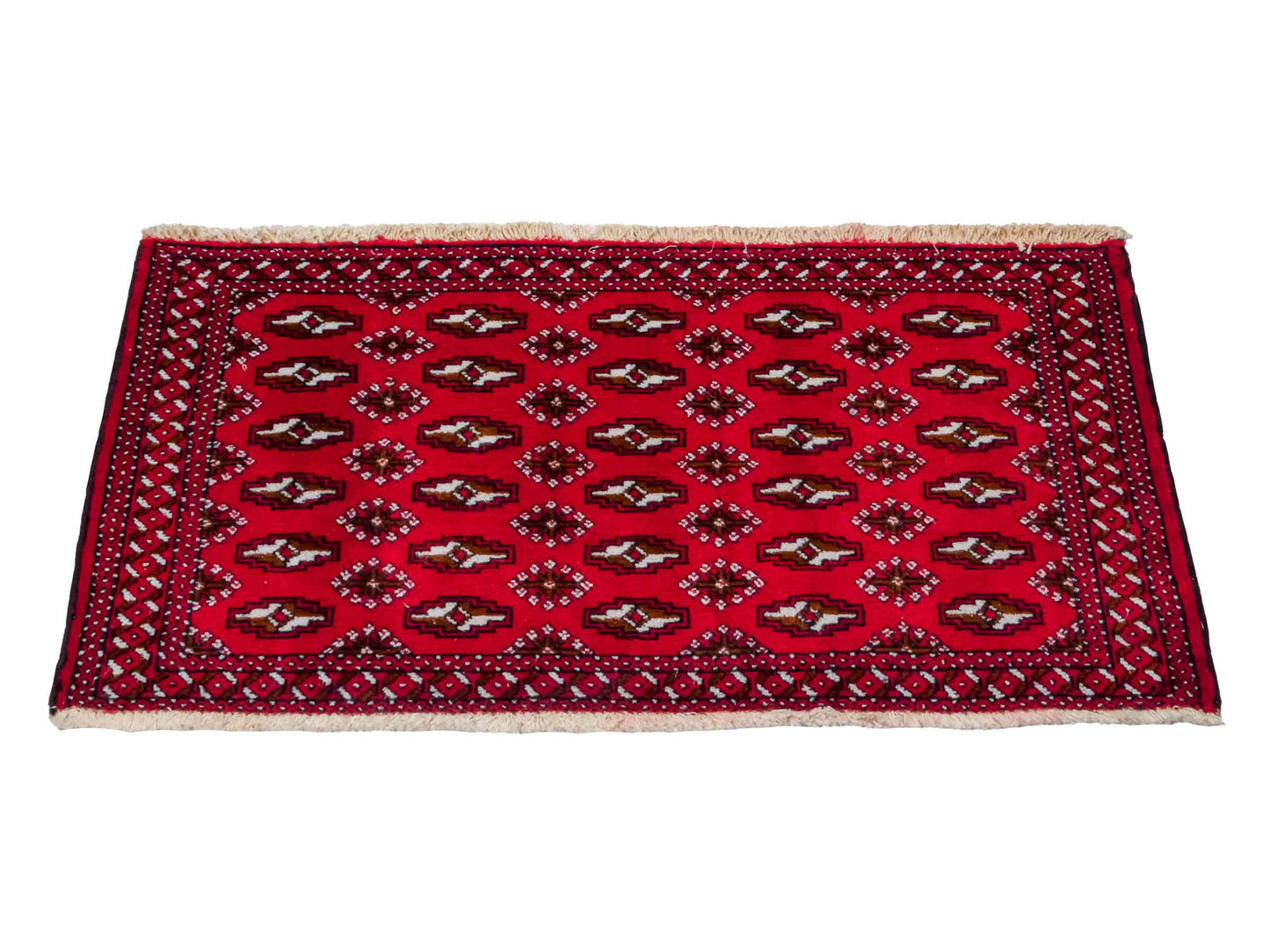 Handgeknüpfter Vintage Turkaman Nomadenteppich von Khademi aus Wolle, rot. Bukhara Allover-Design. Von Hand geknüpft in Iran. Größe: 53 cm x 110 cm. Teppichnummer: DB3-1022. Verkauf durch Jupiter Intl.