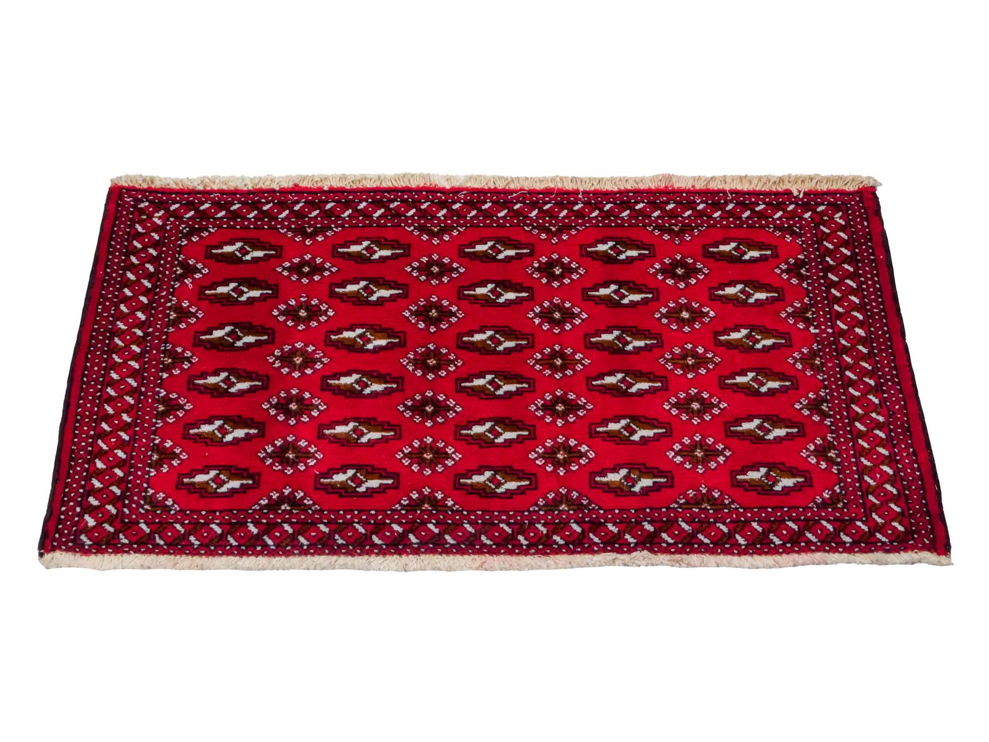 Handgeknüpfter Vintage Turkaman Nomadenteppich von Khademi aus Wolle, rot. Bukhara Allover-Design. Von Hand geknüpft in Iran. Größe: 53 cm x 110 cm. Teppichnummer: DB3-1022. Verkauf durch Jupiter Intl.