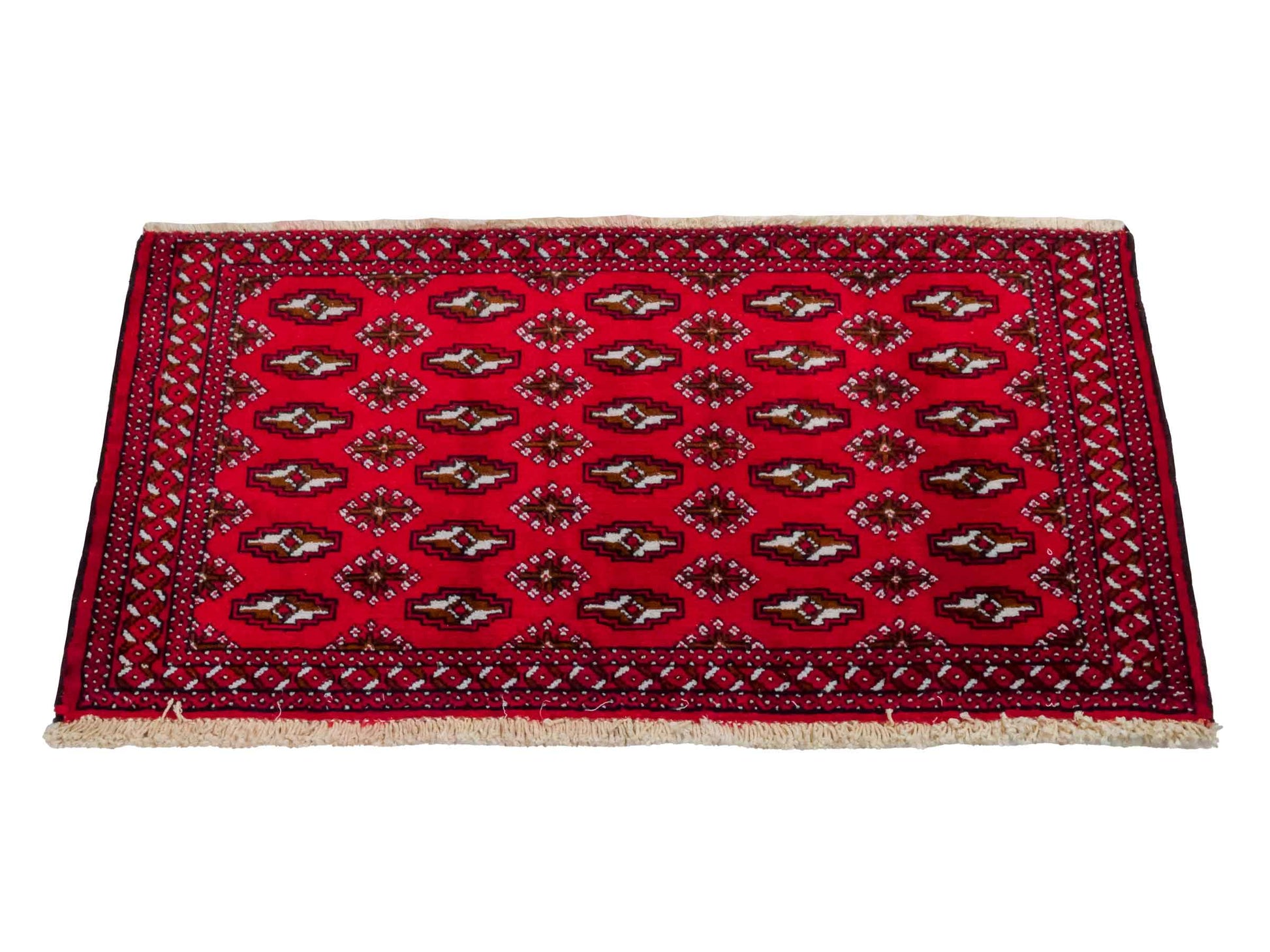 Handgeknüpfter Vintage Turkaman Nomadenteppich von Khademi aus Wolle, rot. Bukhara Allover-Design. Von Hand geknüpft in Iran. Größe: 53 cm x 110 cm. Teppichnummer: DB3-1022. Verkauf durch Jupiter Intl.