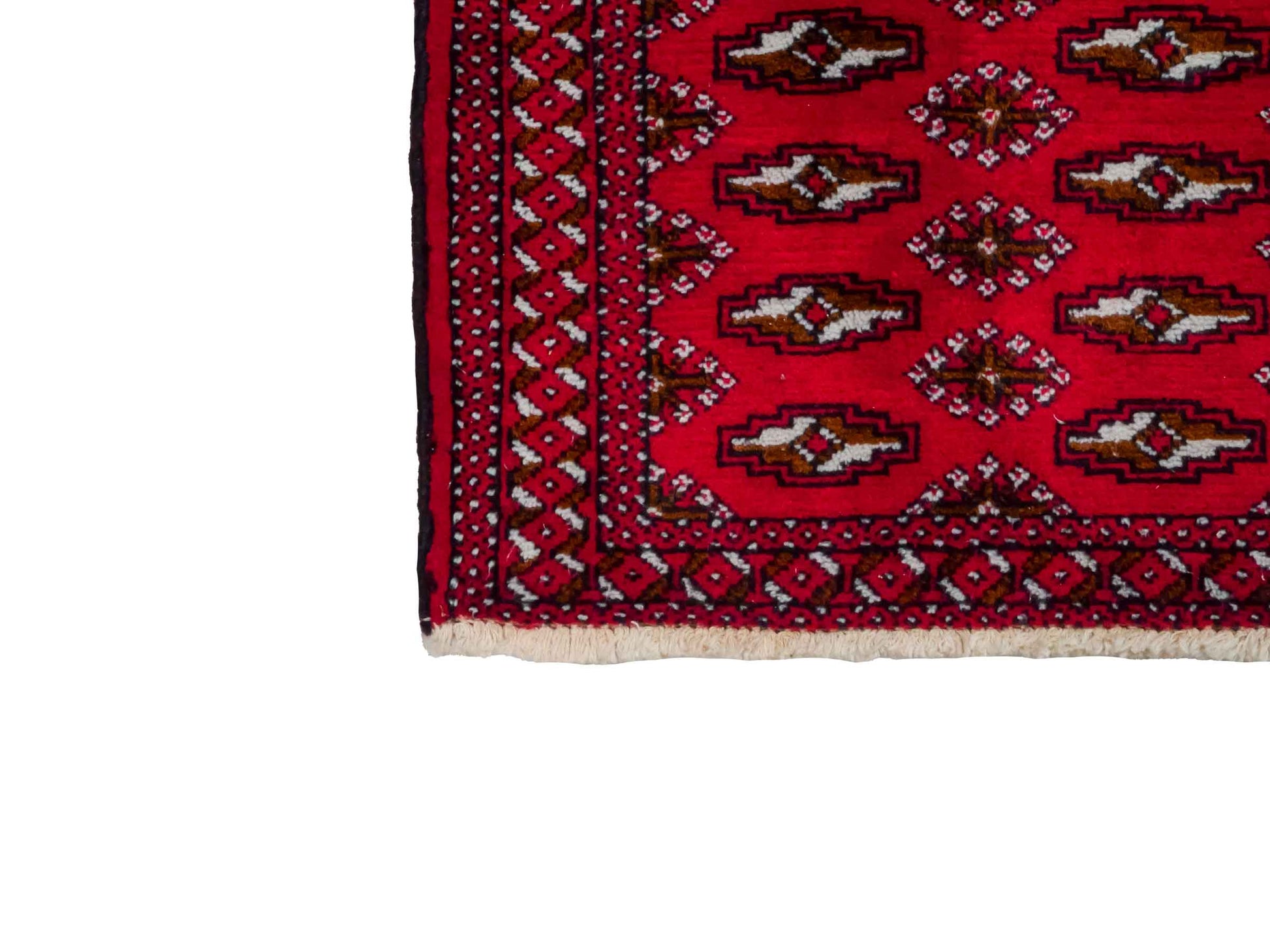 Handgeknüpfter Vintage Turkaman Nomadenteppich von Khademi aus Wolle, rot. Bukhara Allover-Design. Von Hand geknüpft in Iran. Größe: 53 cm x 110 cm. Teppichnummer: DB3-1022. Verkauf durch Jupiter Intl.