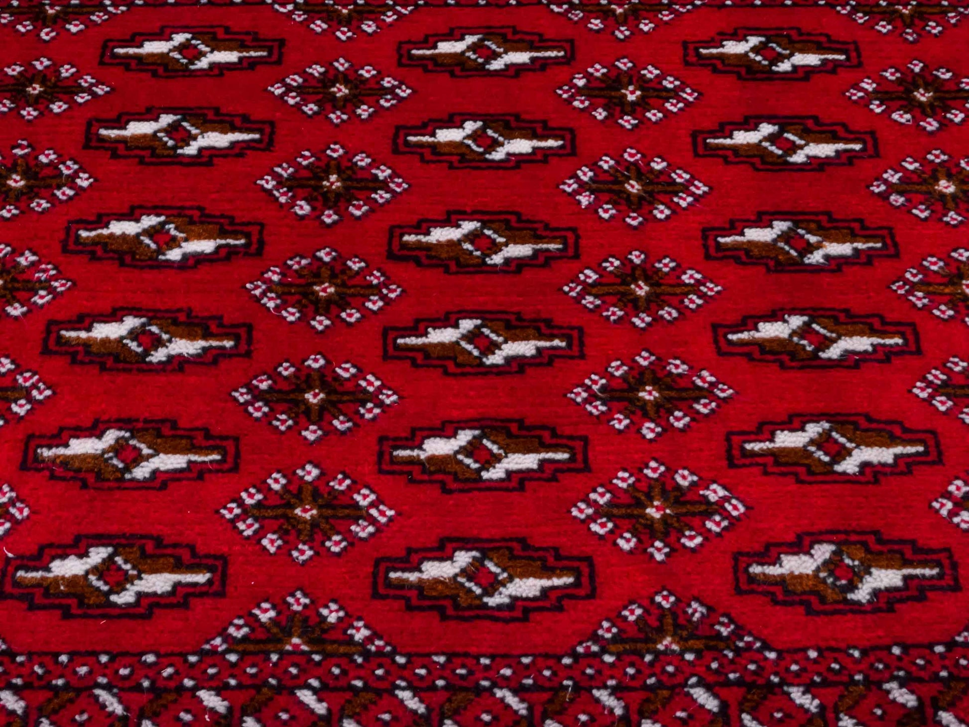 Handgeknüpfter Vintage Turkaman Nomadenteppich von Khademi aus Wolle, rot. Bukhara Allover-Design. Von Hand geknüpft in Iran. Größe: 53 cm x 110 cm. Teppichnummer: DB3-1022. Verkauf durch Jupiter Intl.