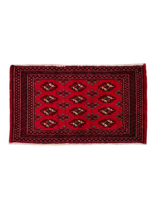 Handgeknüpfter Vintage Turkaman Nomadenteppich von Khademi aus Wolle, rot. Bukhara Allover-Design. Von Hand geknüpft in Iran. Größe: 56 cm x 97 cm. Teppichnummer: DB3-1026. Verkauf durch Jupiter Intl.