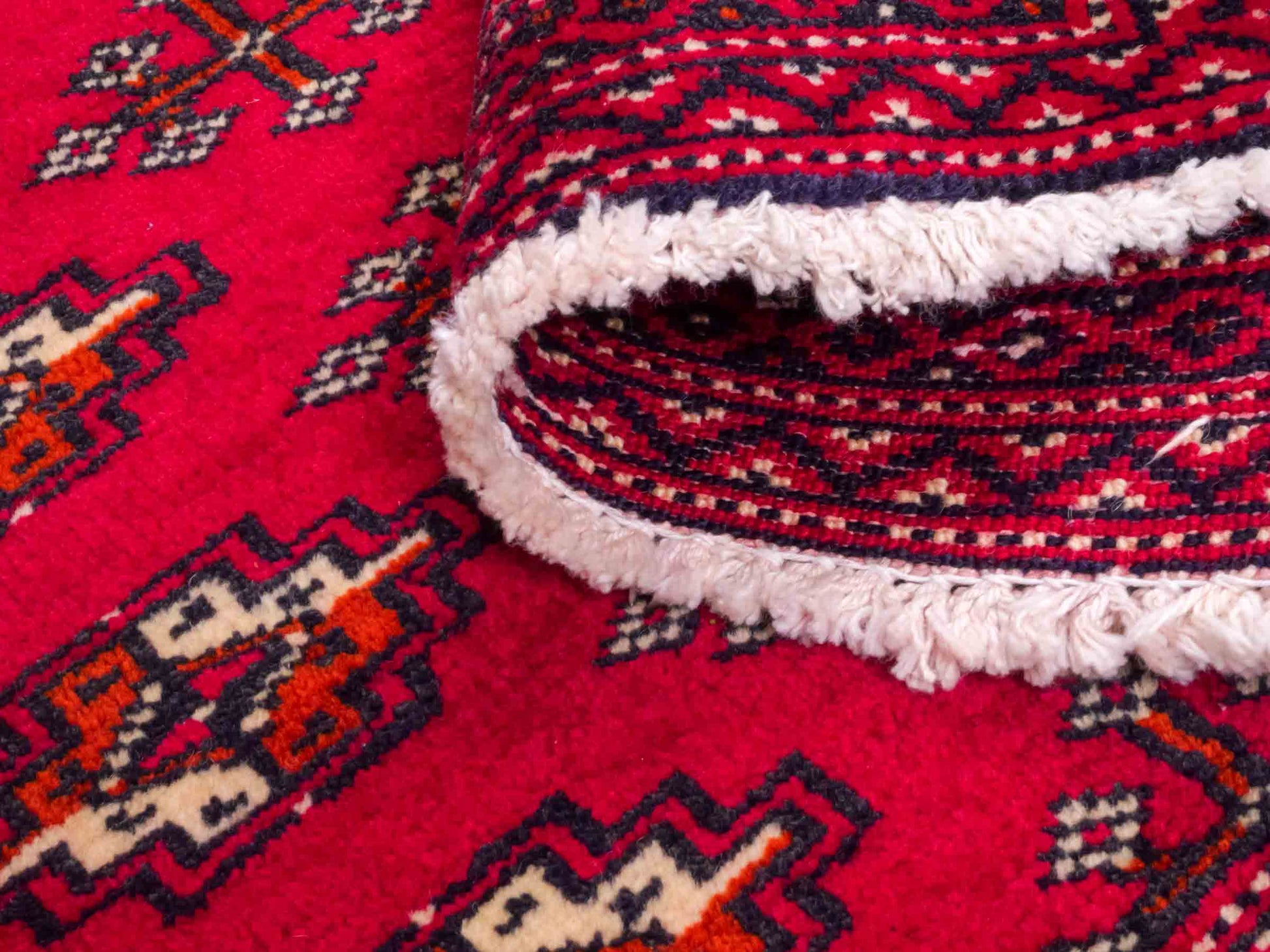 Handgeknüpfter Vintage Turkaman Nomadenteppich von Khademi aus Wolle, rot. Bukhara Allover-Design. Von Hand geknüpft in Iran. Größe: 56 cm x 97 cm. Teppichnummer: DB3-1026. Verkauf durch Jupiter Intl.