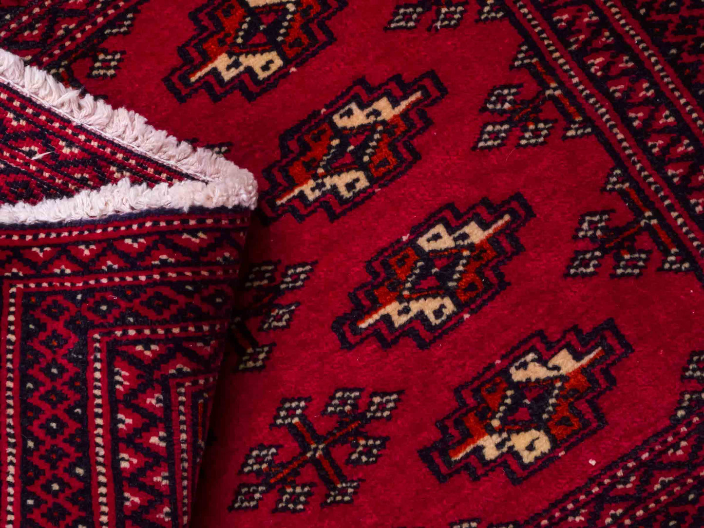 Handgeknüpfter Vintage Turkaman Nomadenteppich von Khademi aus Wolle, rot. Bukhara Allover-Design. Von Hand geknüpft in Iran. Größe: 56 cm x 97 cm. Teppichnummer: DB3-1026. Verkauf durch Jupiter Intl.
