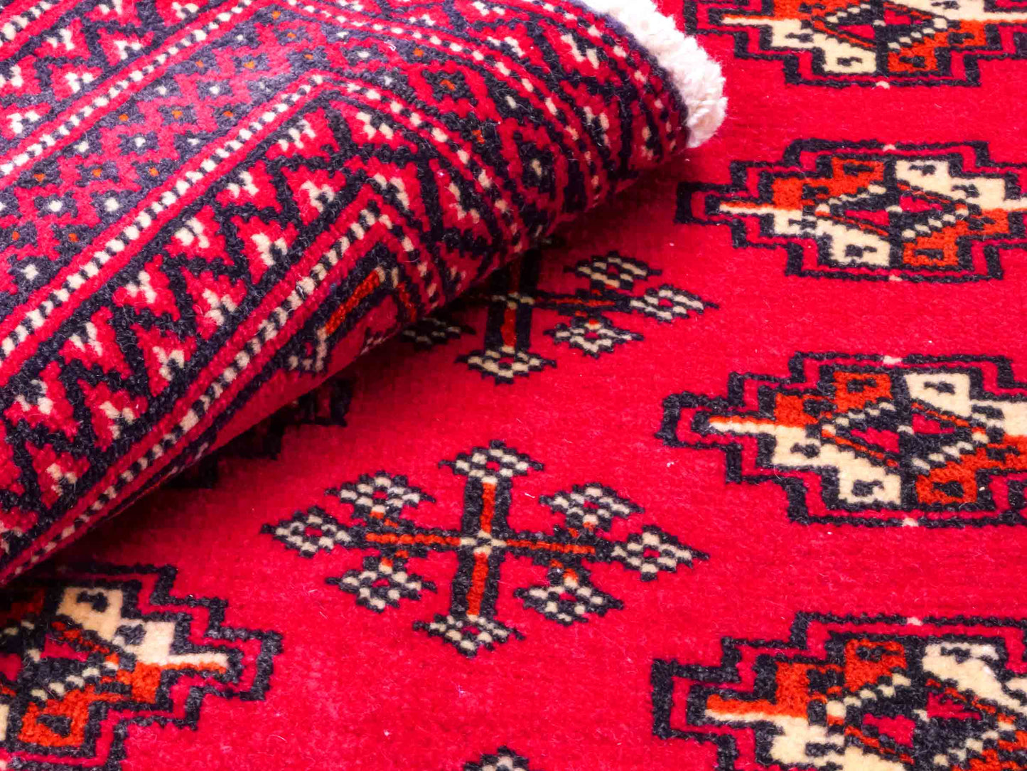 Handgeknüpfter Vintage Turkaman Nomadenteppich von Khademi aus Wolle, rot. Bukhara Allover-Design. Von Hand geknüpft in Iran. Größe: 56 cm x 97 cm. Teppichnummer: DB3-1026. Verkauf durch Jupiter Intl.