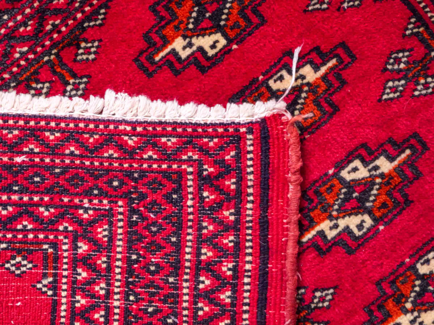 Handgeknüpfter Vintage Turkaman Nomadenteppich von Khademi aus Wolle, rot. Bukhara Allover-Design. Von Hand geknüpft in Iran. Größe: 56 cm x 97 cm. Teppichnummer: DB3-1026. Verkauf durch Jupiter Intl.
