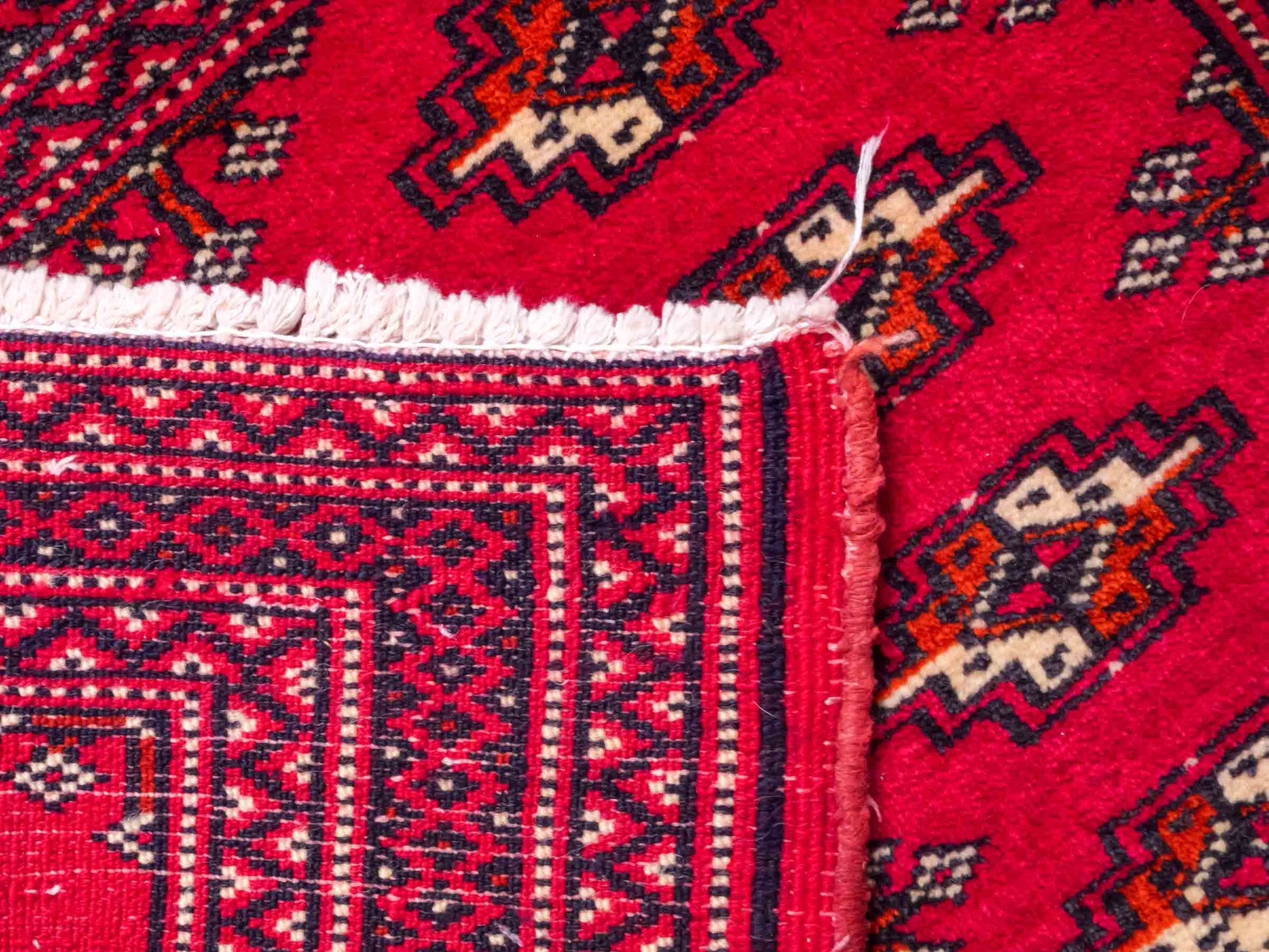 Handgeknüpfter Vintage Turkaman Nomadenteppich von Khademi aus Wolle, rot. Bukhara Allover-Design. Von Hand geknüpft in Iran. Größe: 56 cm x 97 cm. Teppichnummer: DB3-1026. Verkauf durch Jupiter Intl.
