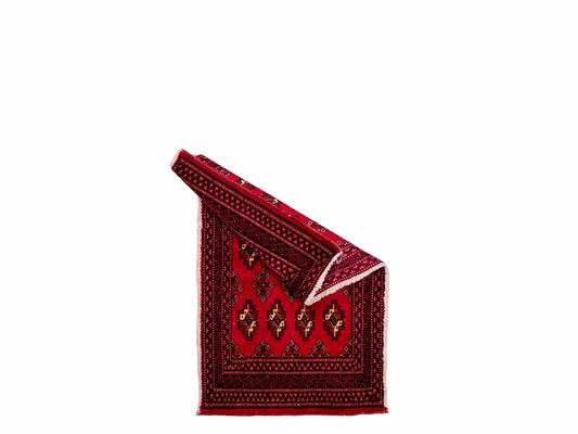 Handgeknüpfter Vintage Turkaman Nomadenteppich von Khademi aus Wolle, rot. Bukhara Allover-Design. Von Hand geknüpft in Iran. Größe: 56 cm x 97 cm. Teppichnummer: DB3-1026. Verkauf durch Jupiter Intl.