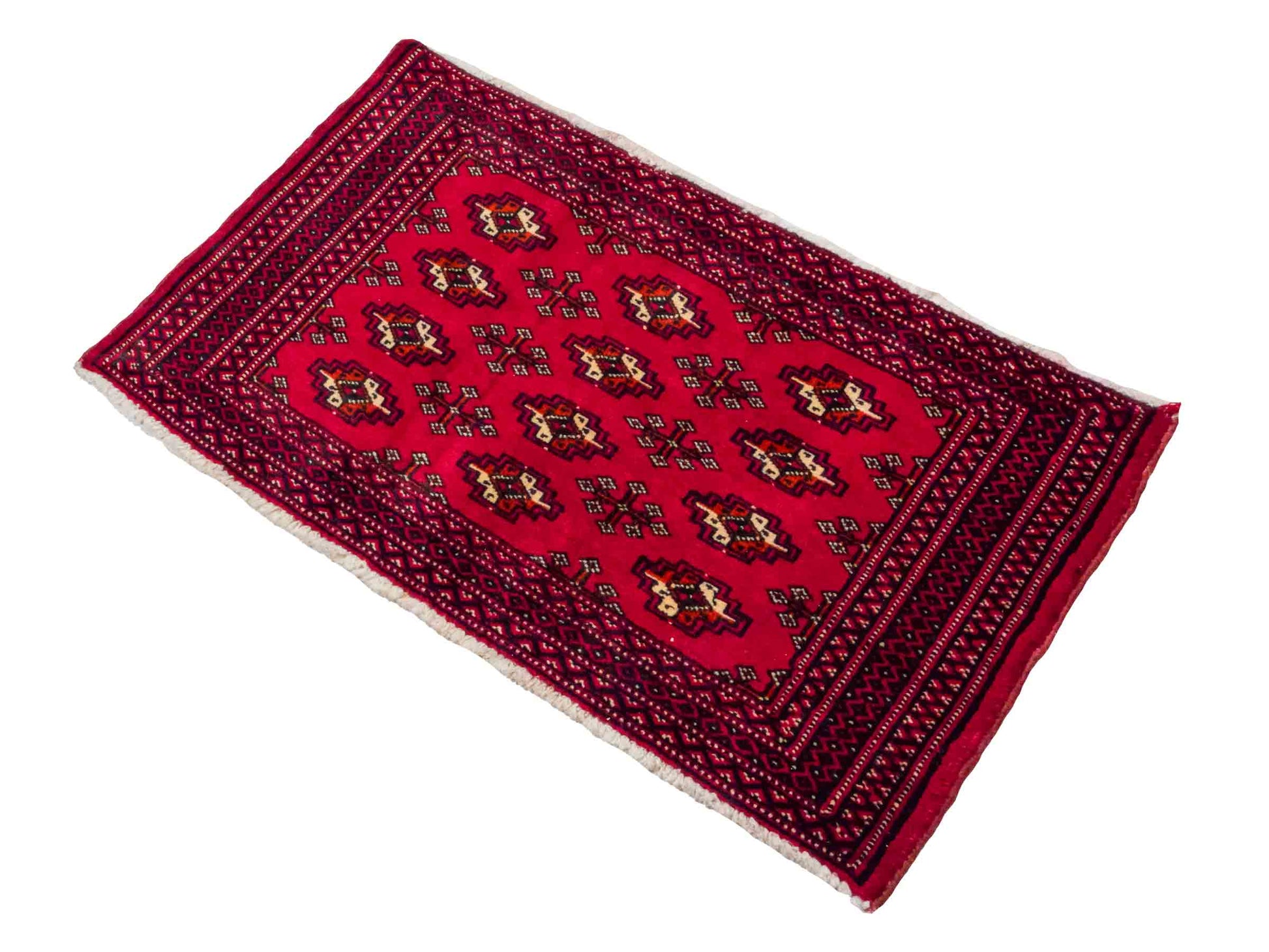 Handgeknüpfter Vintage Turkaman Nomadenteppich von Khademi aus Wolle, rot. Bukhara Allover-Design. Von Hand geknüpft in Iran. Größe: 56 cm x 97 cm. Teppichnummer: DB3-1026. Verkauf durch Jupiter Intl.