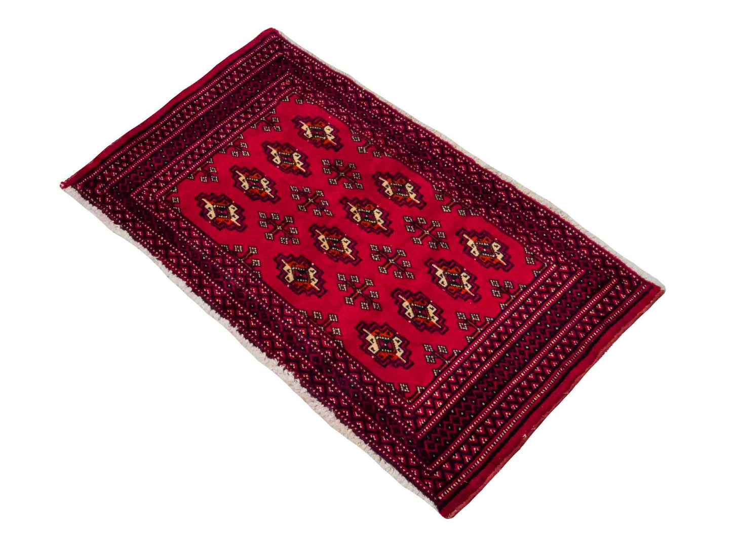 Handgeknüpfter Vintage Turkaman Nomadenteppich von Khademi aus Wolle, rot. Bukhara Allover-Design. Von Hand geknüpft in Iran. Größe: 56 cm x 97 cm. Teppichnummer: DB3-1026. Verkauf durch Jupiter Intl.