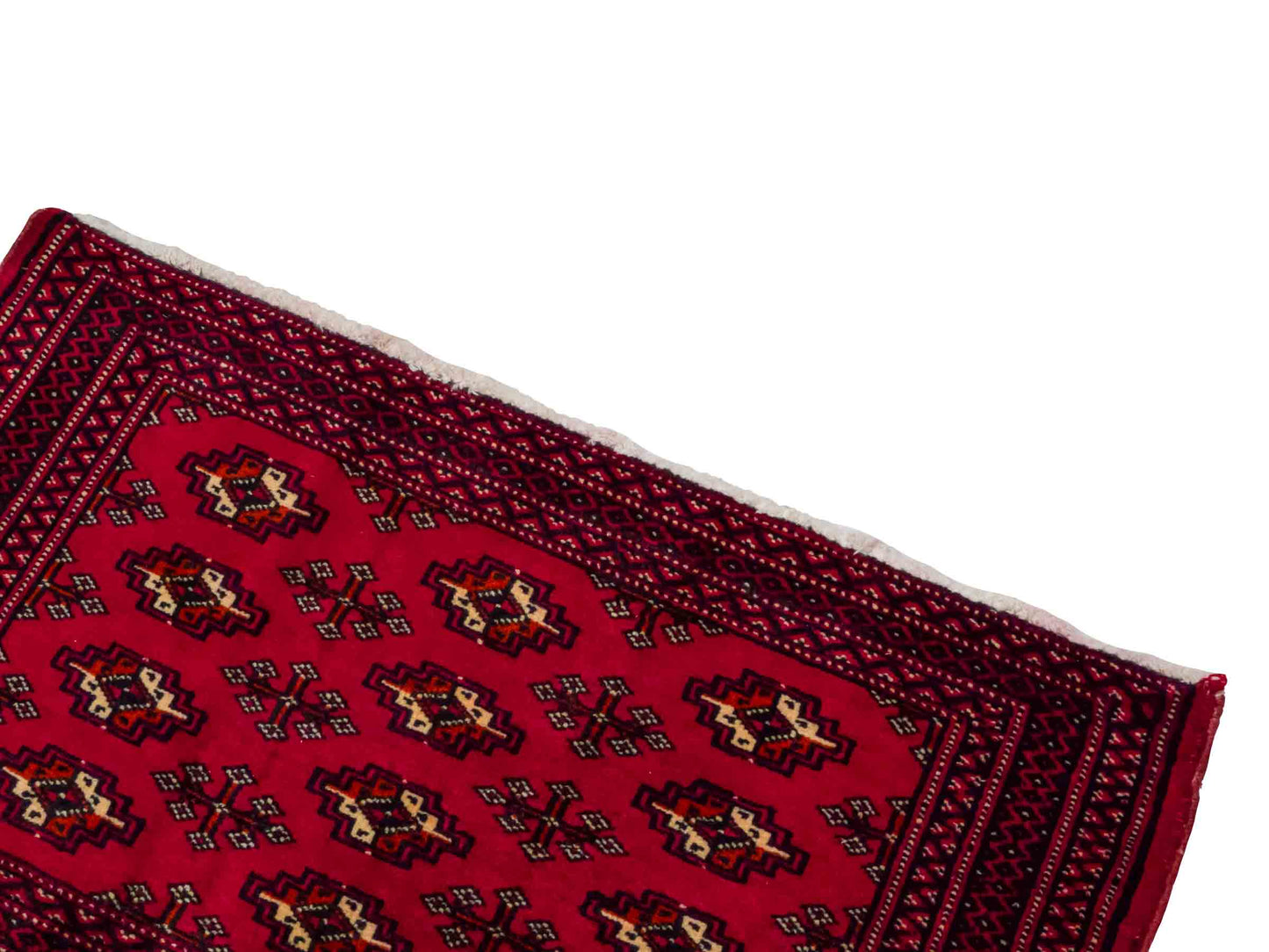 Handgeknüpfter Vintage Turkaman Nomadenteppich von Khademi aus Wolle, rot. Bukhara Allover-Design. Von Hand geknüpft in Iran. Größe: 56 cm x 97 cm. Teppichnummer: DB3-1026. Verkauf durch Jupiter Intl.