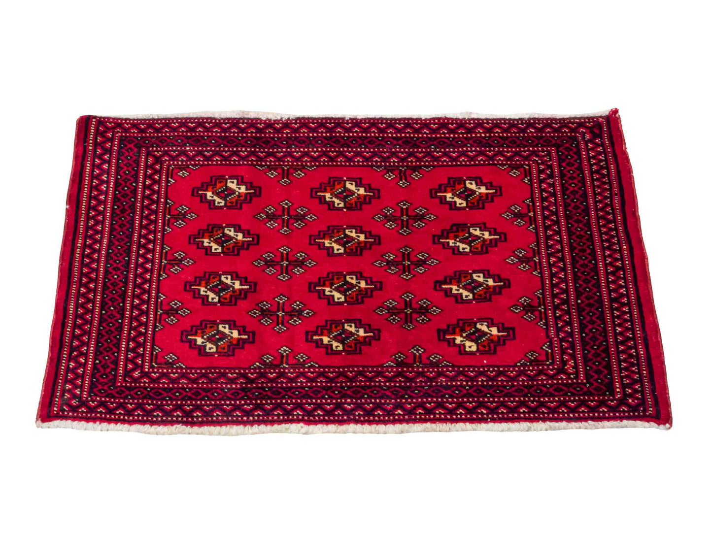 Handgeknüpfter Vintage Turkaman Nomadenteppich von Khademi aus Wolle, rot. Bukhara Allover-Design. Von Hand geknüpft in Iran. Größe: 56 cm x 97 cm. Teppichnummer: DB3-1026. Verkauf durch Jupiter Intl.