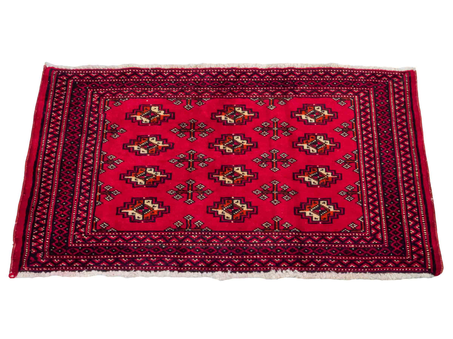 Handgeknüpfter Vintage Turkaman Nomadenteppich von Khademi aus Wolle, rot. Bukhara Allover-Design. Von Hand geknüpft in Iran. Größe: 56 cm x 97 cm. Teppichnummer: DB3-1026. Verkauf durch Jupiter Intl.