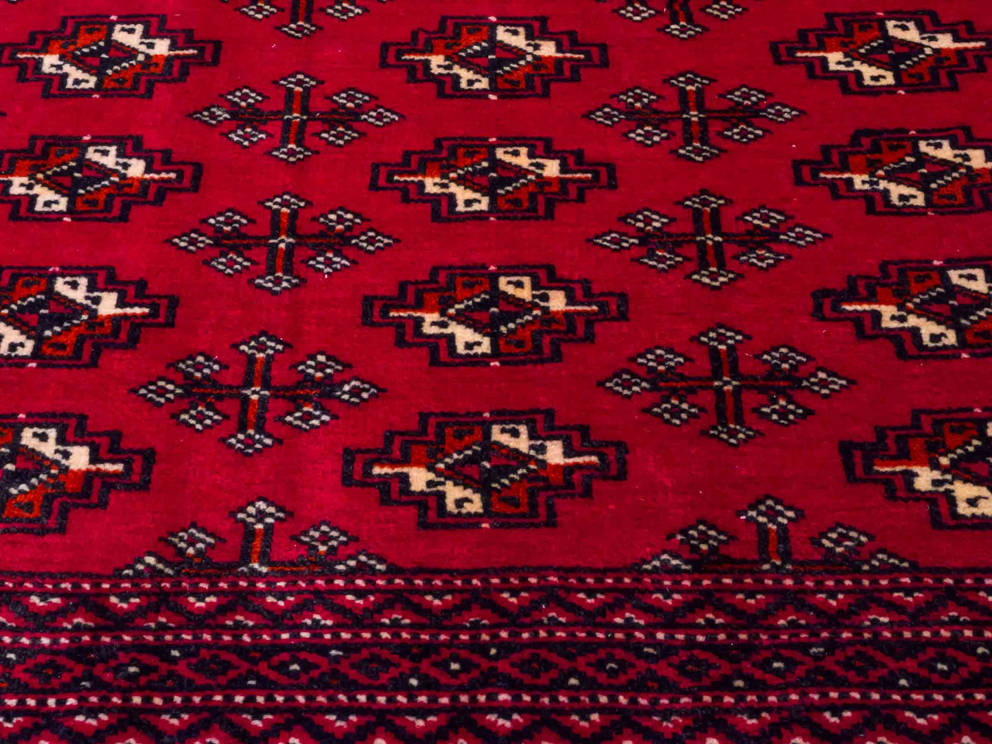 Handgeknüpfter Vintage Turkaman Nomadenteppich von Khademi aus Wolle, rot. Bukhara Allover-Design. Von Hand geknüpft in Iran. Größe: 56 cm x 97 cm. Teppichnummer: DB3-1026. Verkauf durch Jupiter Intl.