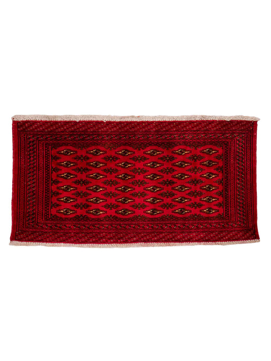 Handgeknüpfter Vintage Turkaman Nomadenteppich von Khademi aus Wolle, rot. Bukhara Allover-Design. Von Hand geknüpft in Iran. Größe: 60 cm x 120 cm. Teppichnummer: DB3-1021. Verkauf durch Jupiter Intl.
