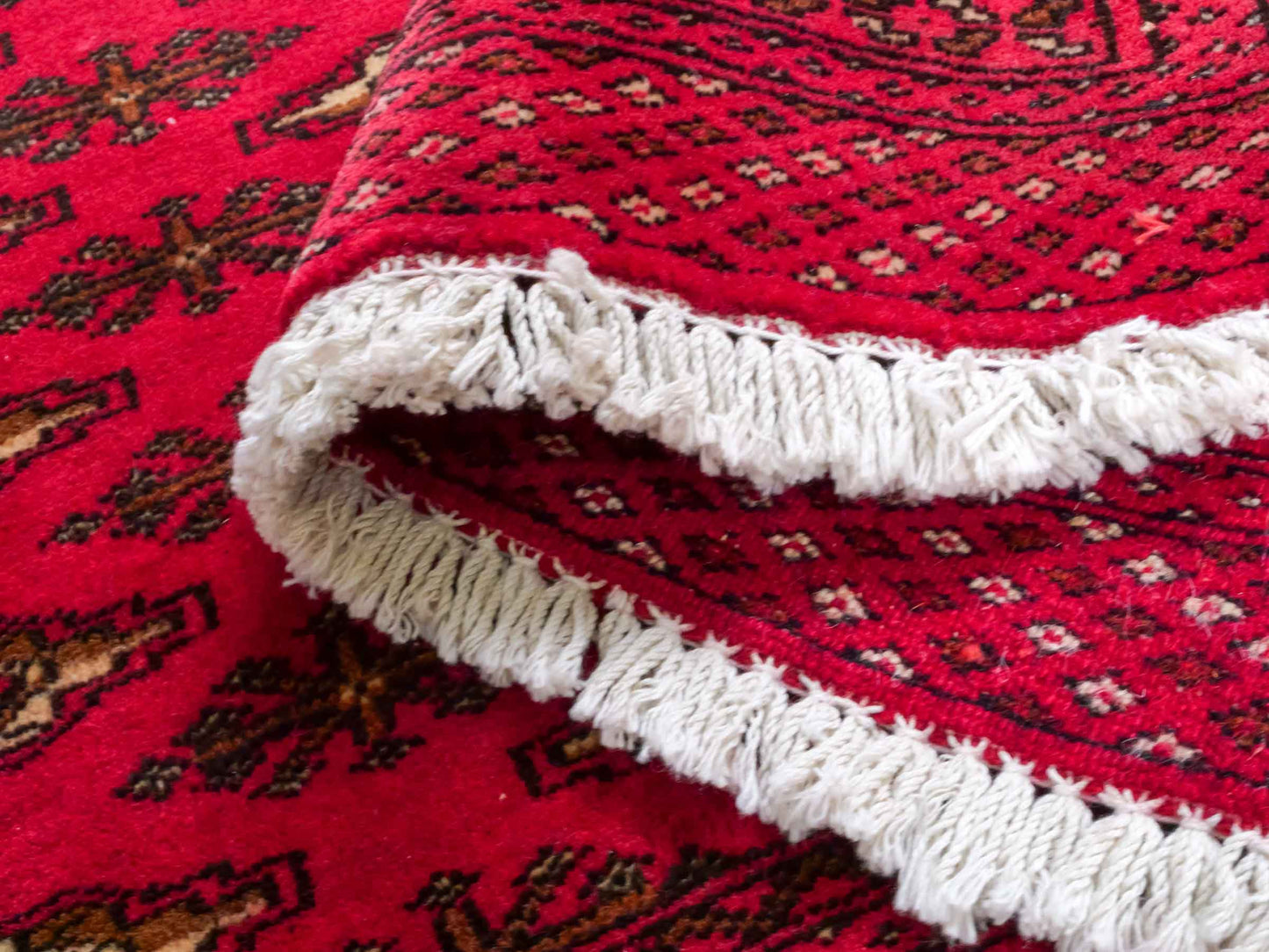 Handgeknüpfter Vintage Turkaman Nomadenteppich von Khademi aus Wolle, rot. Bukhara Allover-Design. Von Hand geknüpft in Iran. Größe: 60 cm x 120 cm. Teppichnummer: DB3-1021. Verkauf durch Jupiter Intl.