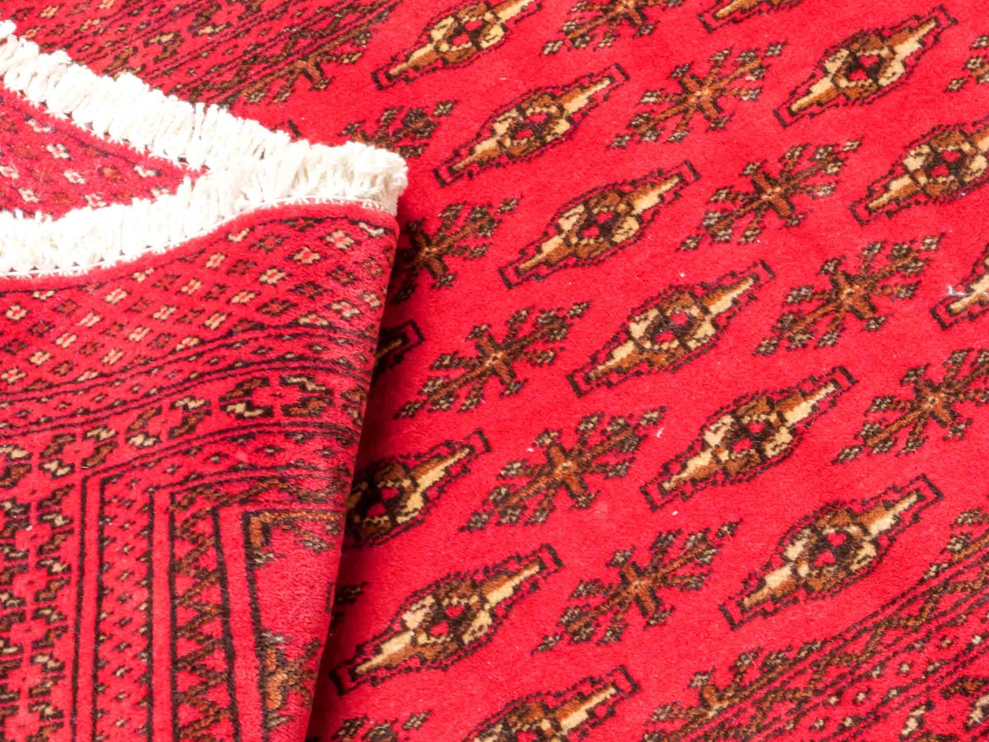 Handgeknüpfter Vintage Turkaman Nomadenteppich von Khademi aus Wolle, rot. Bukhara Allover-Design. Von Hand geknüpft in Iran. Größe: 60 cm x 120 cm. Teppichnummer: DB3-1021. Verkauf durch Jupiter Intl.