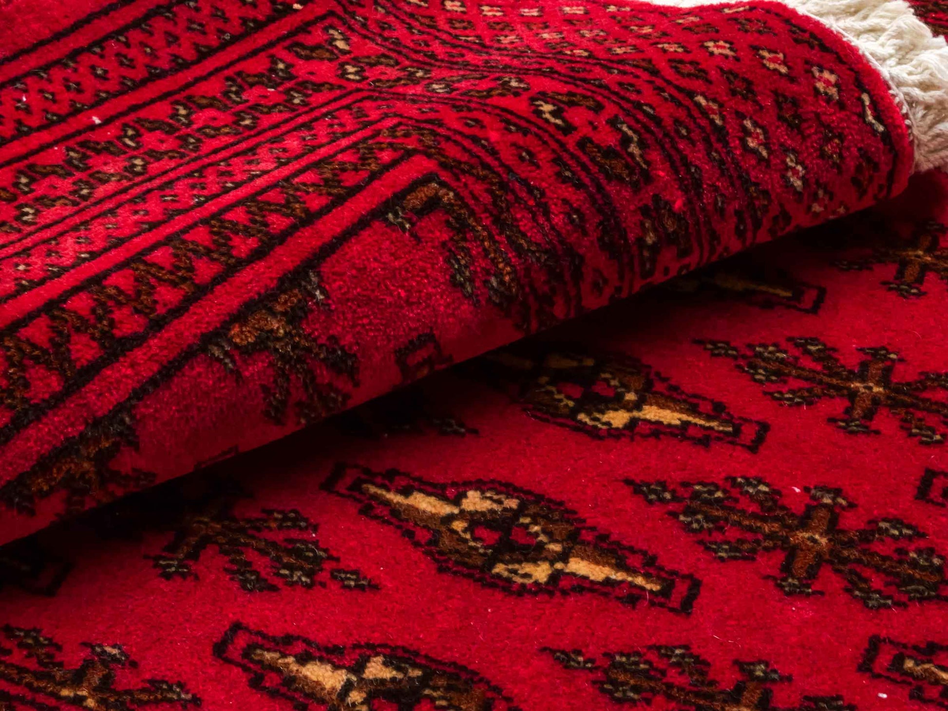 Handgeknüpfter Vintage Turkaman Nomadenteppich von Khademi aus Wolle, rot. Bukhara Allover-Design. Von Hand geknüpft in Iran. Größe: 60 cm x 120 cm. Teppichnummer: DB3-1021. Verkauf durch Jupiter Intl.