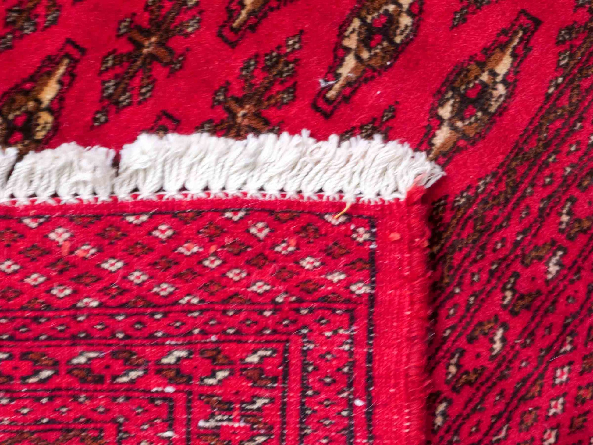 Handgeknüpfter Vintage Turkaman Nomadenteppich von Khademi aus Wolle, rot. Bukhara Allover-Design. Von Hand geknüpft in Iran. Größe: 60 cm x 120 cm. Teppichnummer: DB3-1021. Verkauf durch Jupiter Intl.
