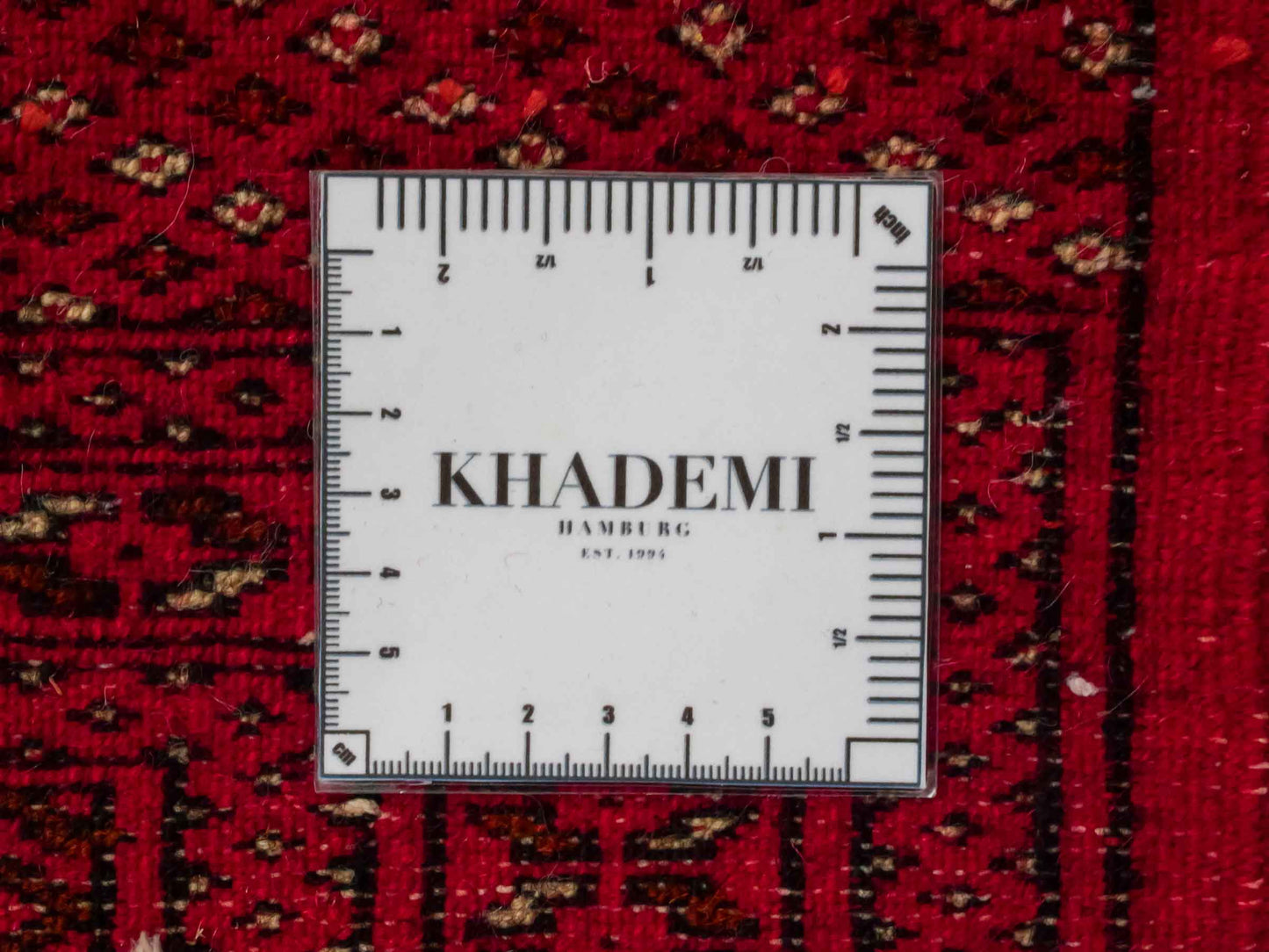 Handgeknüpfter Vintage Turkaman Nomadenteppich von Khademi aus Wolle, rot. Bukhara Allover-Design. Von Hand geknüpft in Iran. Größe: 60 cm x 120 cm. Teppichnummer: DB3-1021. Verkauf durch Jupiter Intl.
