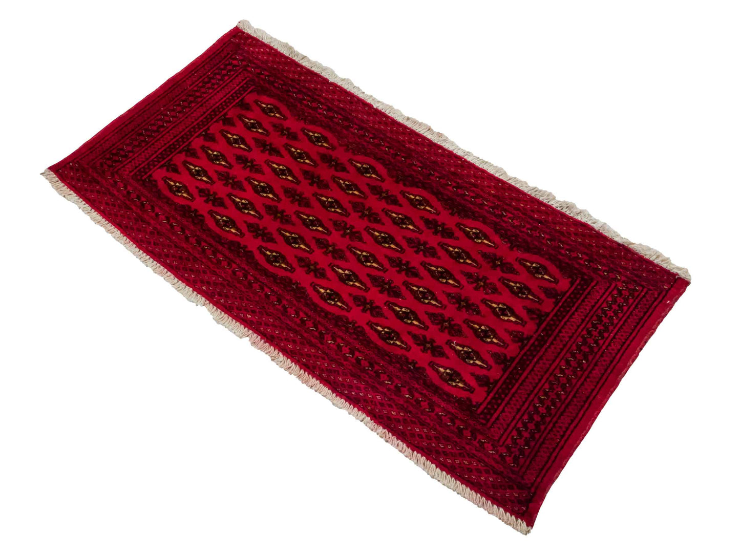 Handgeknüpfter Vintage Turkaman Nomadenteppich von Khademi aus Wolle, rot. Bukhara Allover-Design. Von Hand geknüpft in Iran. Größe: 60 cm x 120 cm. Teppichnummer: DB3-1021. Verkauf durch Jupiter Intl.