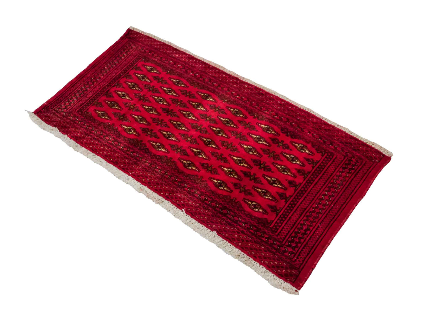 Handgeknüpfter Vintage Turkaman Nomadenteppich von Khademi aus Wolle, rot. Bukhara Allover-Design. Von Hand geknüpft in Iran. Größe: 60 cm x 120 cm. Teppichnummer: DB3-1021. Verkauf durch Jupiter Intl.