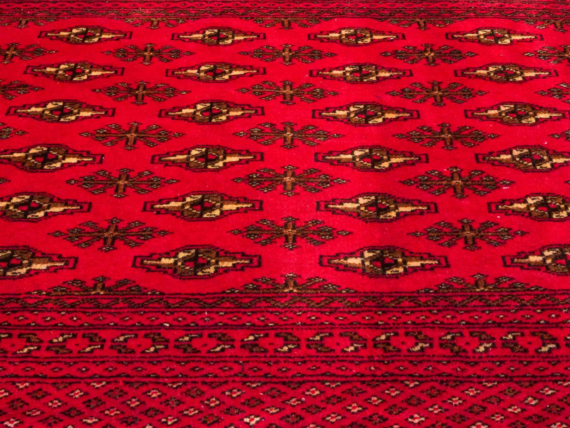 Handgeknüpfter Vintage Turkaman Nomadenteppich von Khademi aus Wolle, rot. Bukhara Allover-Design. Von Hand geknüpft in Iran. Größe: 60 cm x 120 cm. Teppichnummer: DB3-1021. Verkauf durch Jupiter Intl.