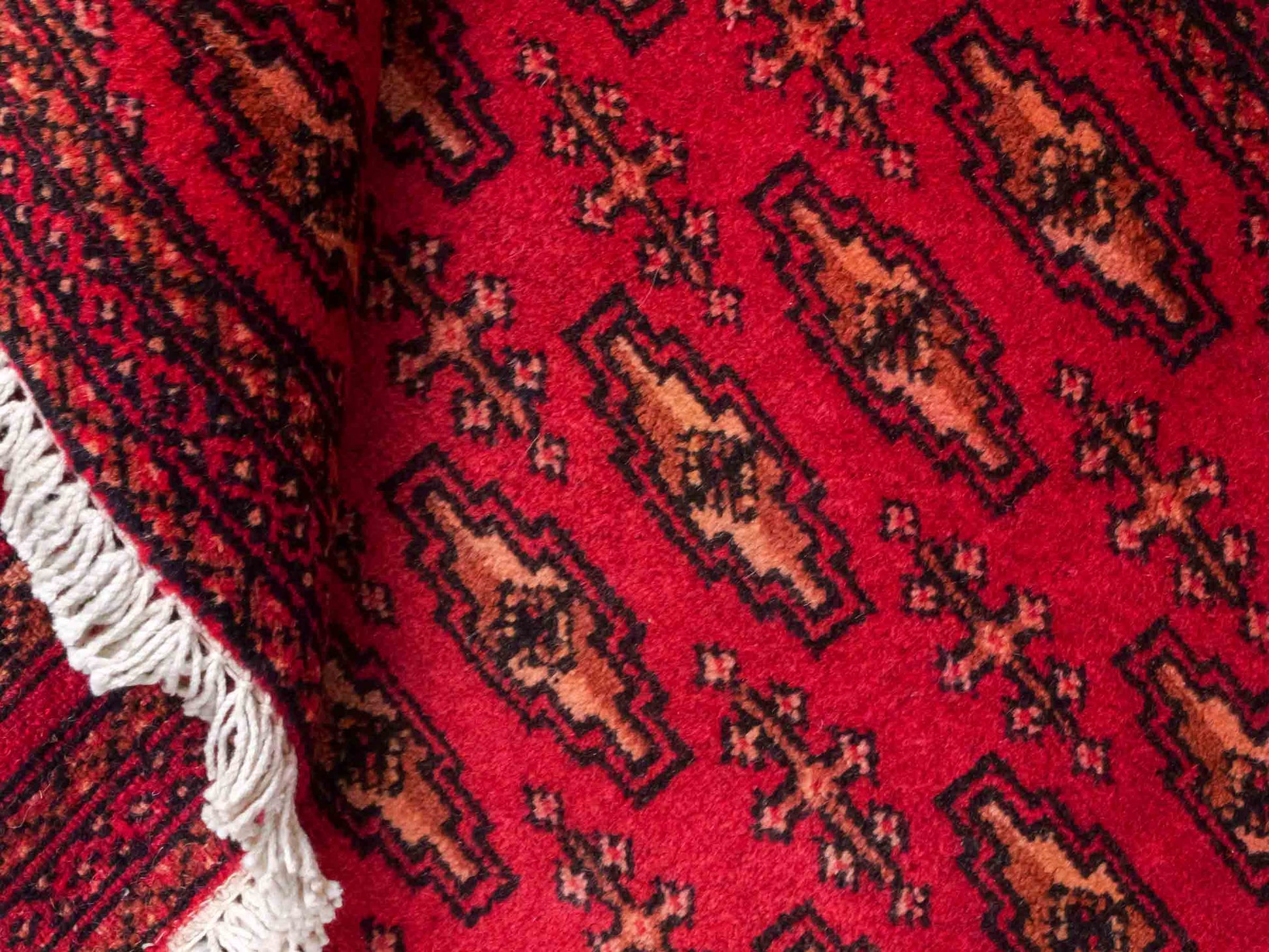 Handgeknüpfter Vintage Turkaman Nomadenteppich von Khademi aus Wolle, rot. Bukhara Allover-Design. Von Hand geknüpft in Iran. Größe: 90 cm x 50 cm. Teppichnummer: DB3-1020. Verkauf durch Jupiter Intl.