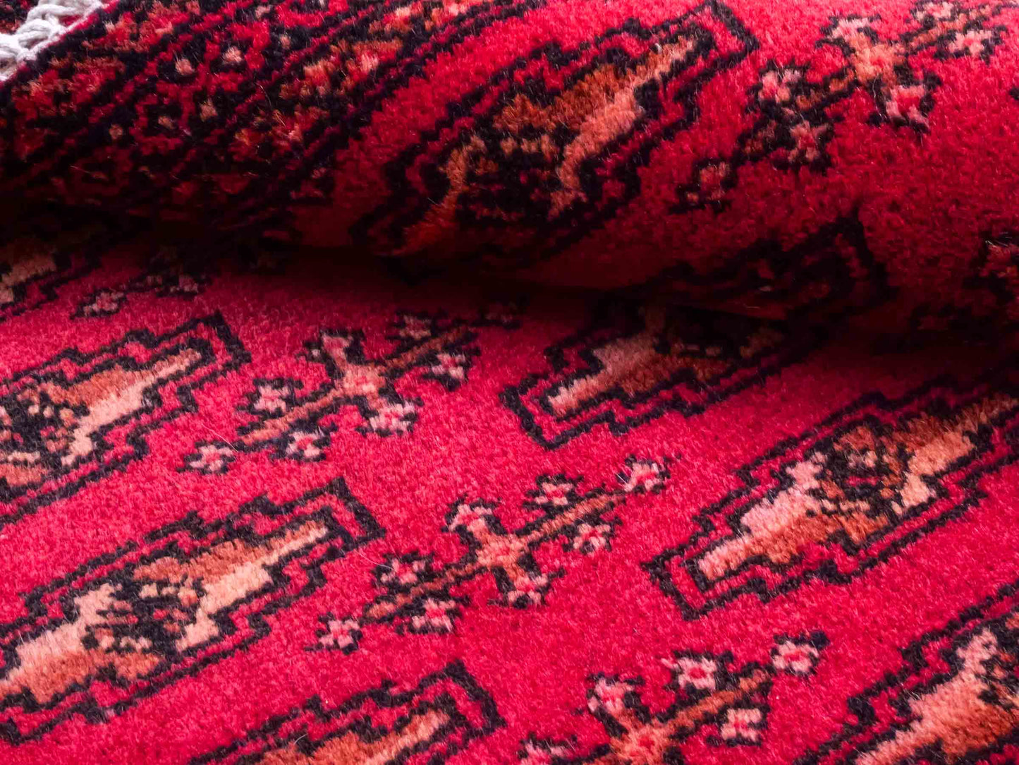 Handgeknüpfter Vintage Turkaman Nomadenteppich von Khademi aus Wolle, rot. Bukhara Allover-Design. Von Hand geknüpft in Iran. Größe: 90 cm x 50 cm. Teppichnummer: DB3-1020. Verkauf durch Jupiter Intl.