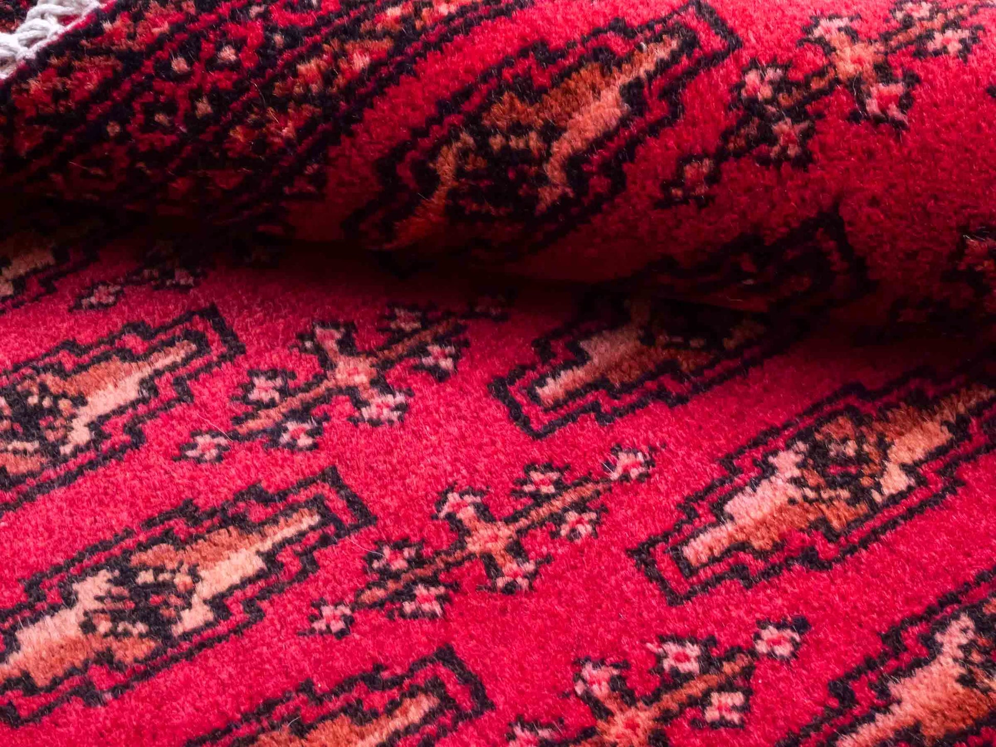 Handgeknüpfter Vintage Turkaman Nomadenteppich von Khademi aus Wolle, rot. Bukhara Allover-Design. Von Hand geknüpft in Iran. Größe: 90 cm x 50 cm. Teppichnummer: DB3-1020. Verkauf durch Jupiter Intl.
