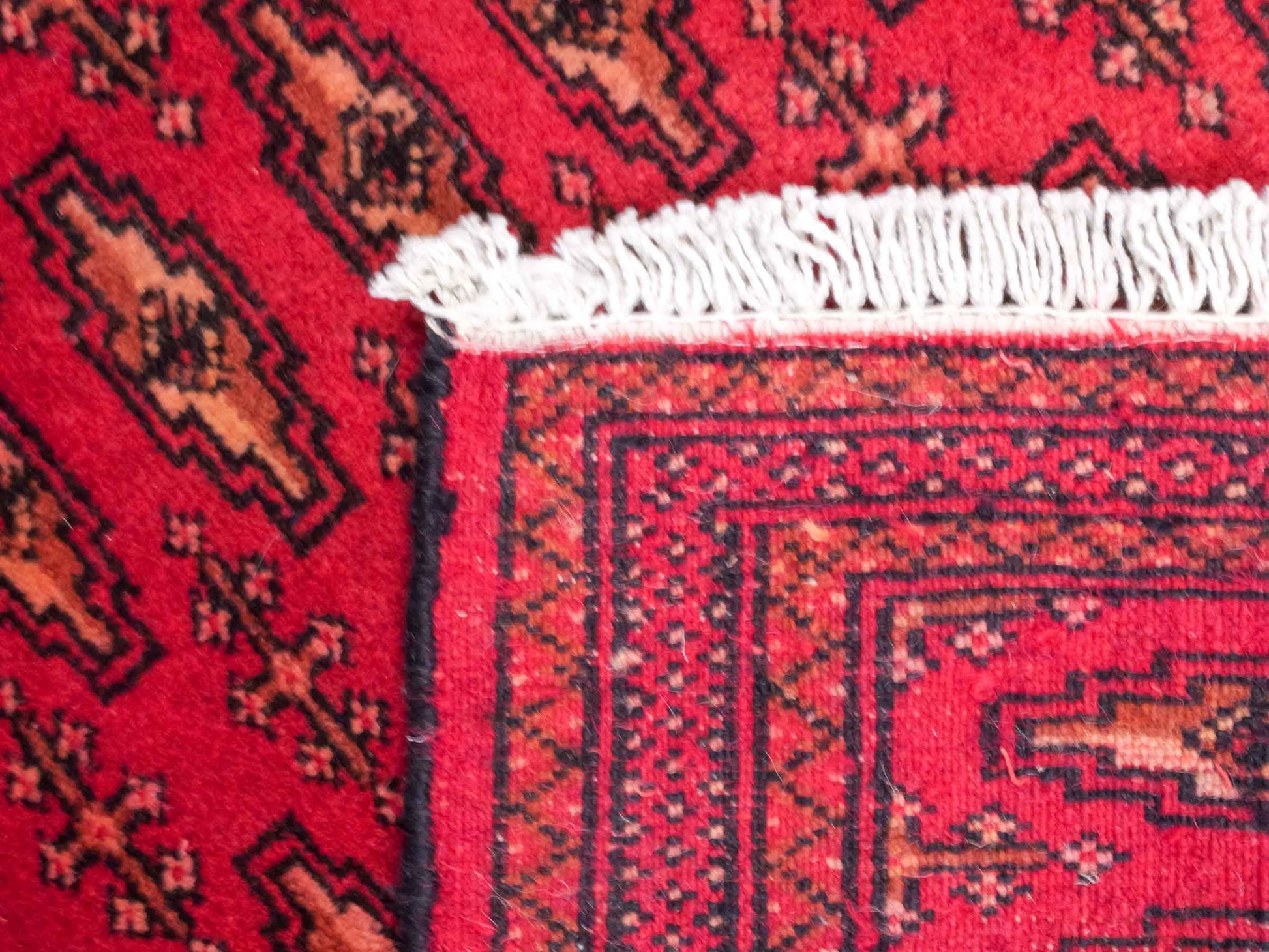 Handgeknüpfter Vintage Turkaman Nomadenteppich von Khademi aus Wolle, rot. Bukhara Allover-Design. Von Hand geknüpft in Iran. Größe: 90 cm x 50 cm. Teppichnummer: DB3-1020. Verkauf durch Jupiter Intl.
