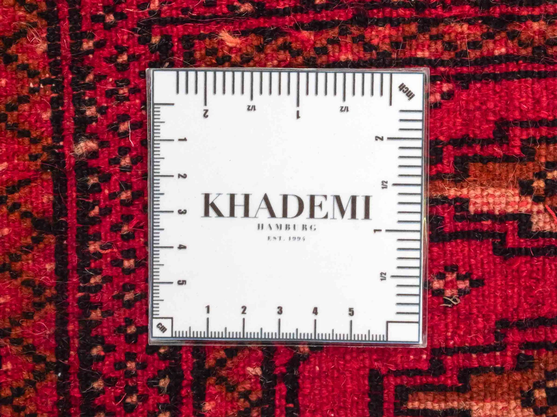 Handgeknüpfter Vintage Turkaman Nomadenteppich von Khademi aus Wolle, rot. Bukhara Allover-Design. Von Hand geknüpft in Iran. Größe: 90 cm x 50 cm. Teppichnummer: DB3-1020. Verkauf durch Jupiter Intl.