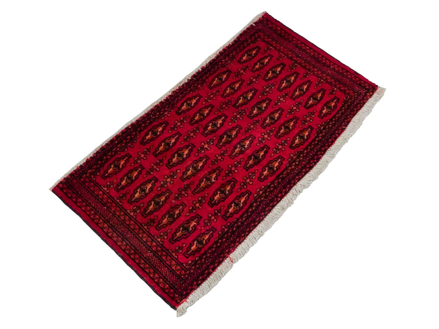 Handgeknüpfter Vintage Turkaman Nomadenteppich von Khademi aus Wolle, rot. Bukhara Allover-Design. Von Hand geknüpft in Iran. Größe: 90 cm x 50 cm. Teppichnummer: DB3-1020. Verkauf durch Jupiter Intl.
