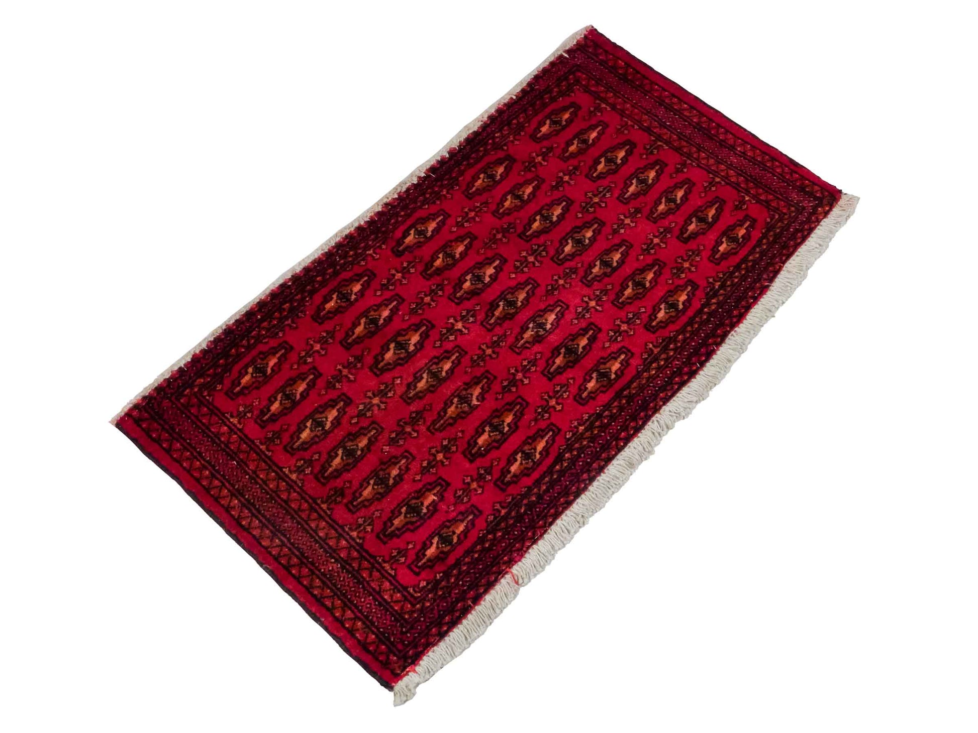 Handgeknüpfter Vintage Turkaman Nomadenteppich von Khademi aus Wolle, rot. Bukhara Allover-Design. Von Hand geknüpft in Iran. Größe: 90 cm x 50 cm. Teppichnummer: DB3-1020. Verkauf durch Jupiter Intl.