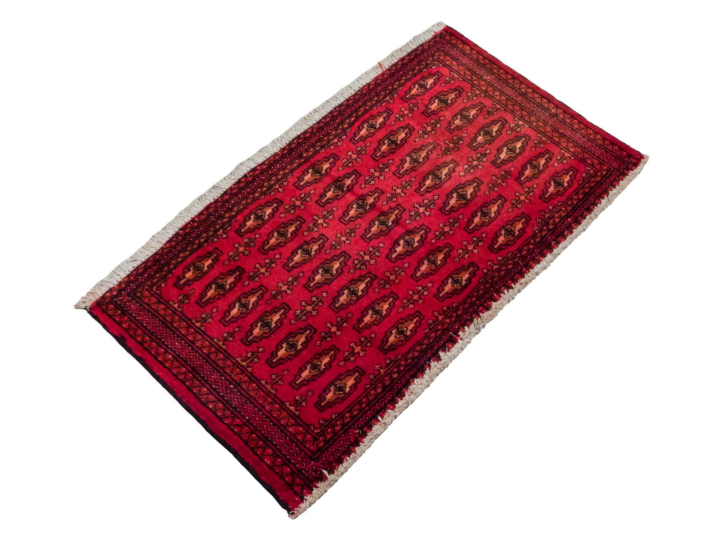 Handgeknüpfter Vintage Turkaman Nomadenteppich von Khademi aus Wolle, rot. Bukhara Allover-Design. Von Hand geknüpft in Iran. Größe: 90 cm x 50 cm. Teppichnummer: DB3-1020. Verkauf durch Jupiter Intl.