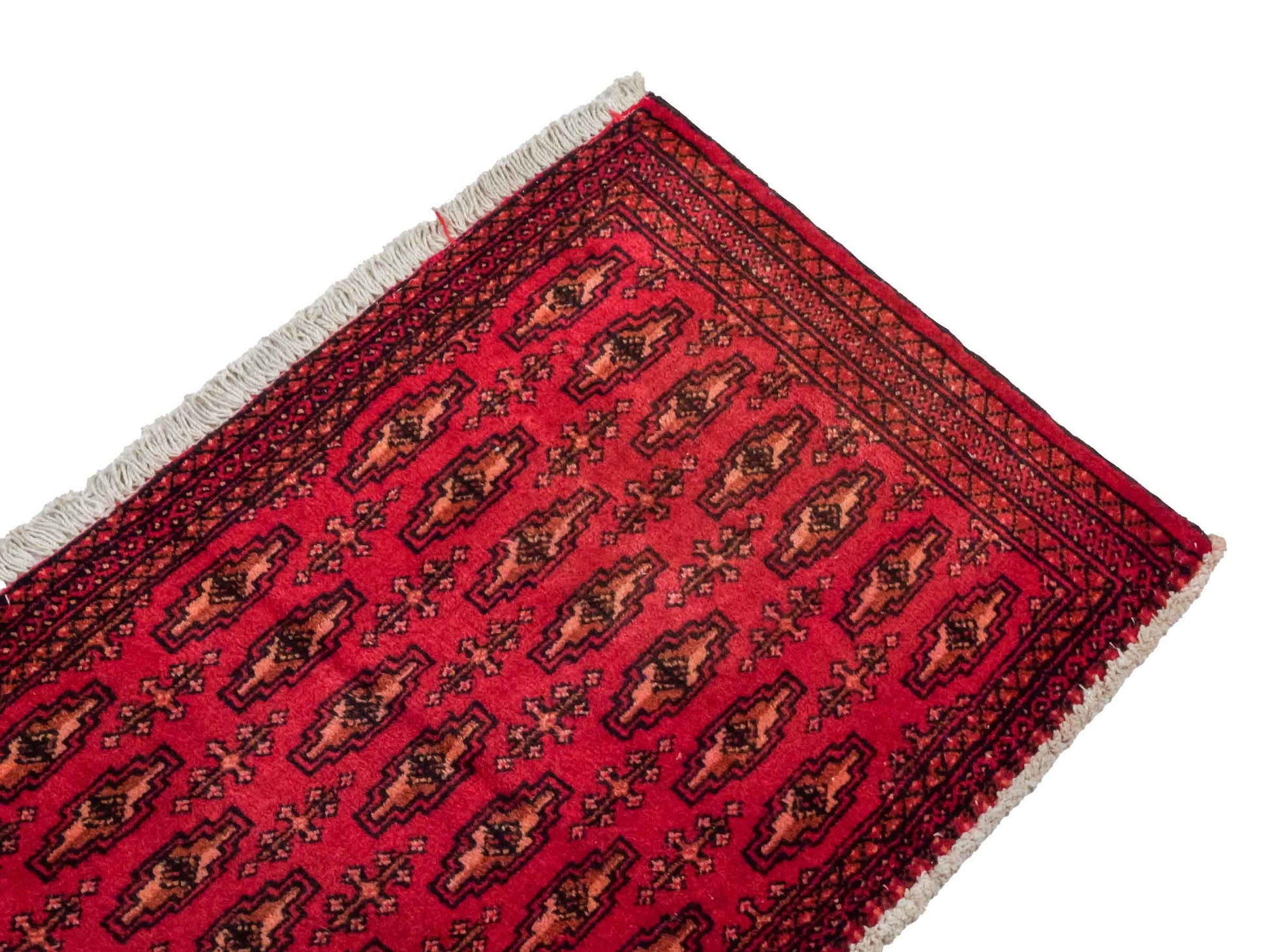 Handgeknüpfter Vintage Turkaman Nomadenteppich von Khademi aus Wolle, rot. Bukhara Allover-Design. Von Hand geknüpft in Iran. Größe: 90 cm x 50 cm. Teppichnummer: DB3-1020. Verkauf durch Jupiter Intl.
