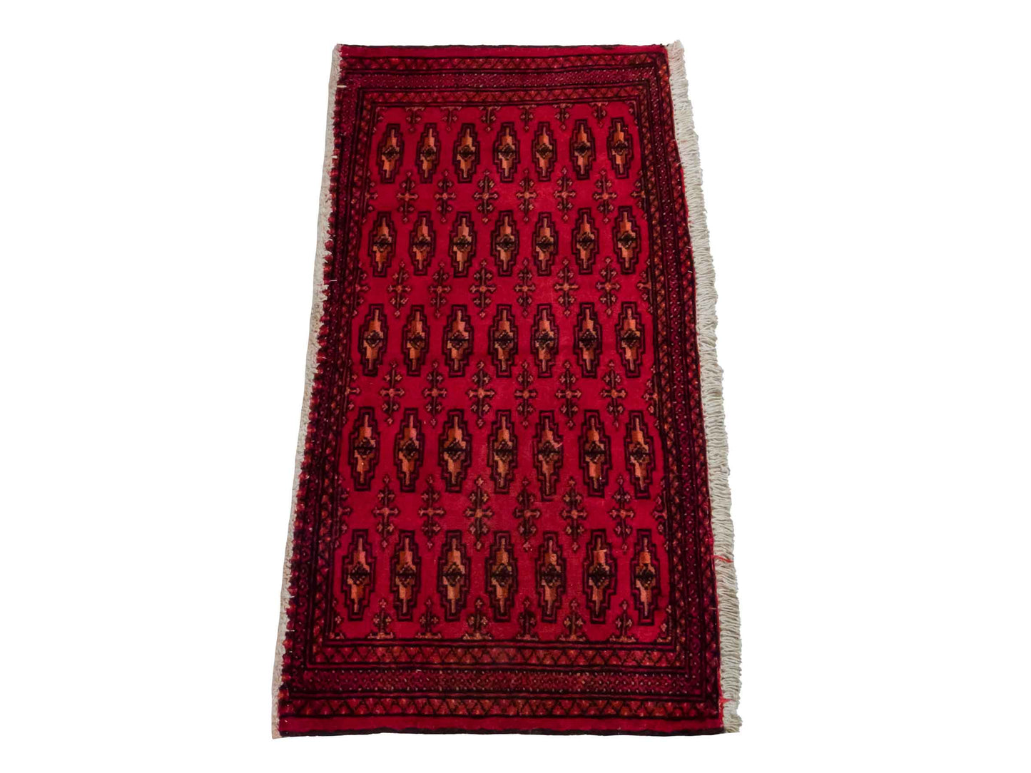 Handgeknüpfter Vintage Turkaman Nomadenteppich von Khademi aus Wolle, rot. Bukhara Allover-Design. Von Hand geknüpft in Iran. Größe: 90 cm x 50 cm. Teppichnummer: DB3-1020. Verkauf durch Jupiter Intl.