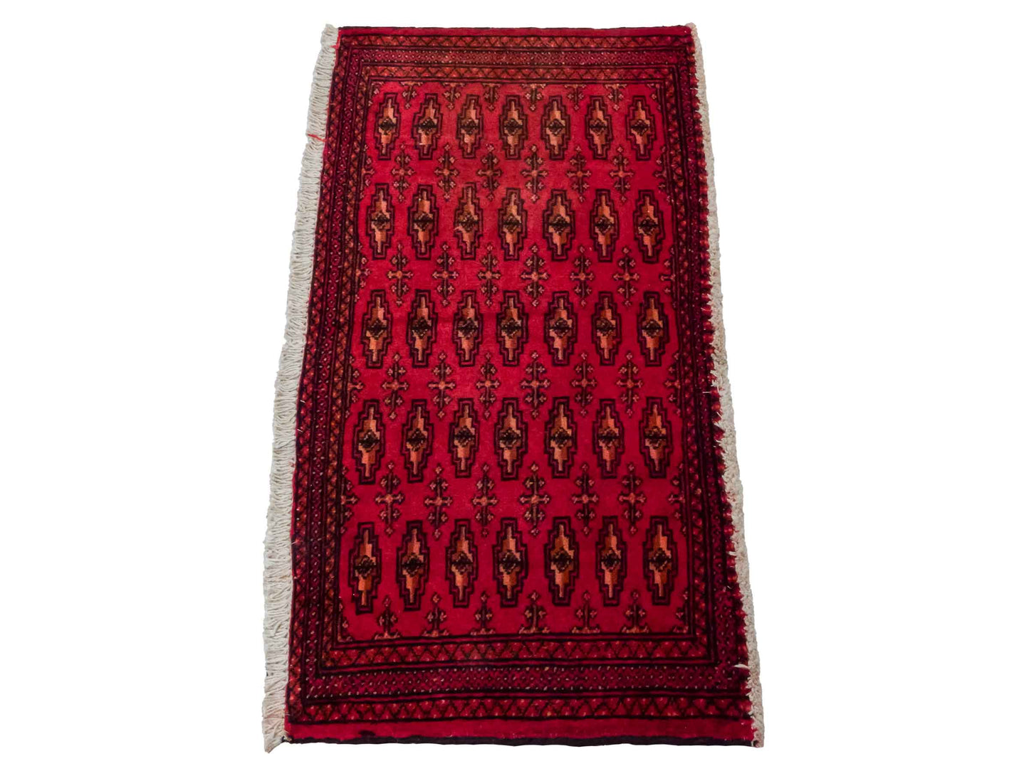Handgeknüpfter Vintage Turkaman Nomadenteppich von Khademi aus Wolle, rot. Bukhara Allover-Design. Von Hand geknüpft in Iran. Größe: 90 cm x 50 cm. Teppichnummer: DB3-1020. Verkauf durch Jupiter Intl.