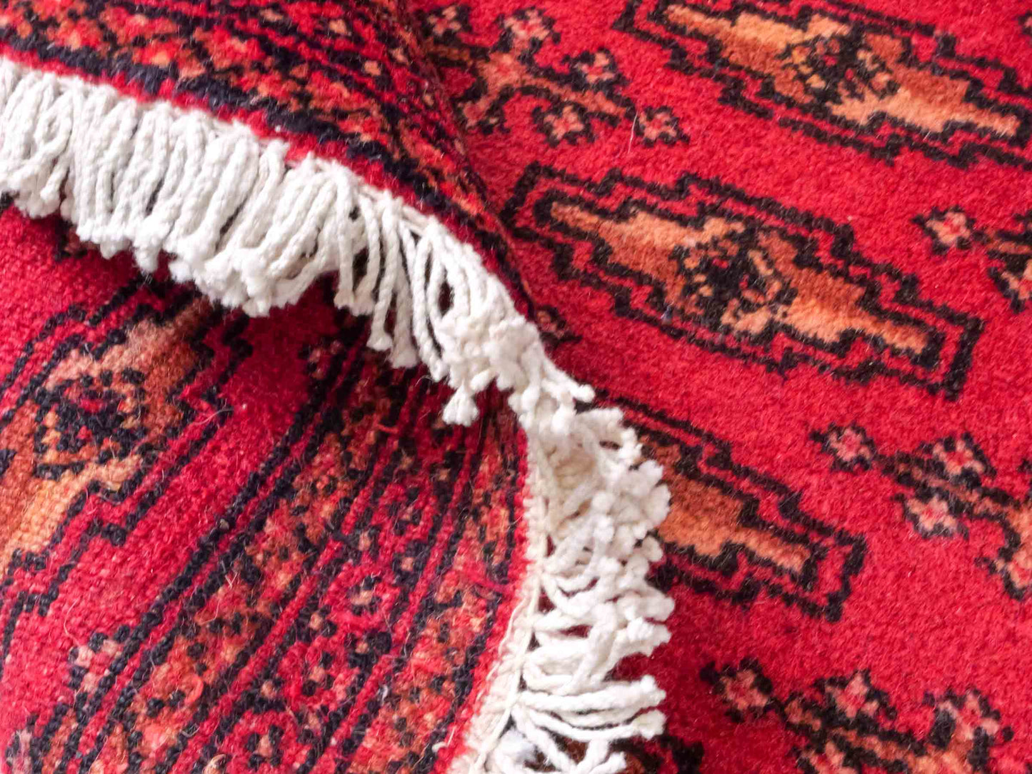 Handgeknüpfter Vintage Turkaman Nomadenteppich von Khademi aus Wolle, rot. Bukhara Allover-Design. Von Hand geknüpft in Iran. Größe: 90 cm x 50 cm. Teppichnummer: DB3-1020. Verkauf durch Jupiter Intl.