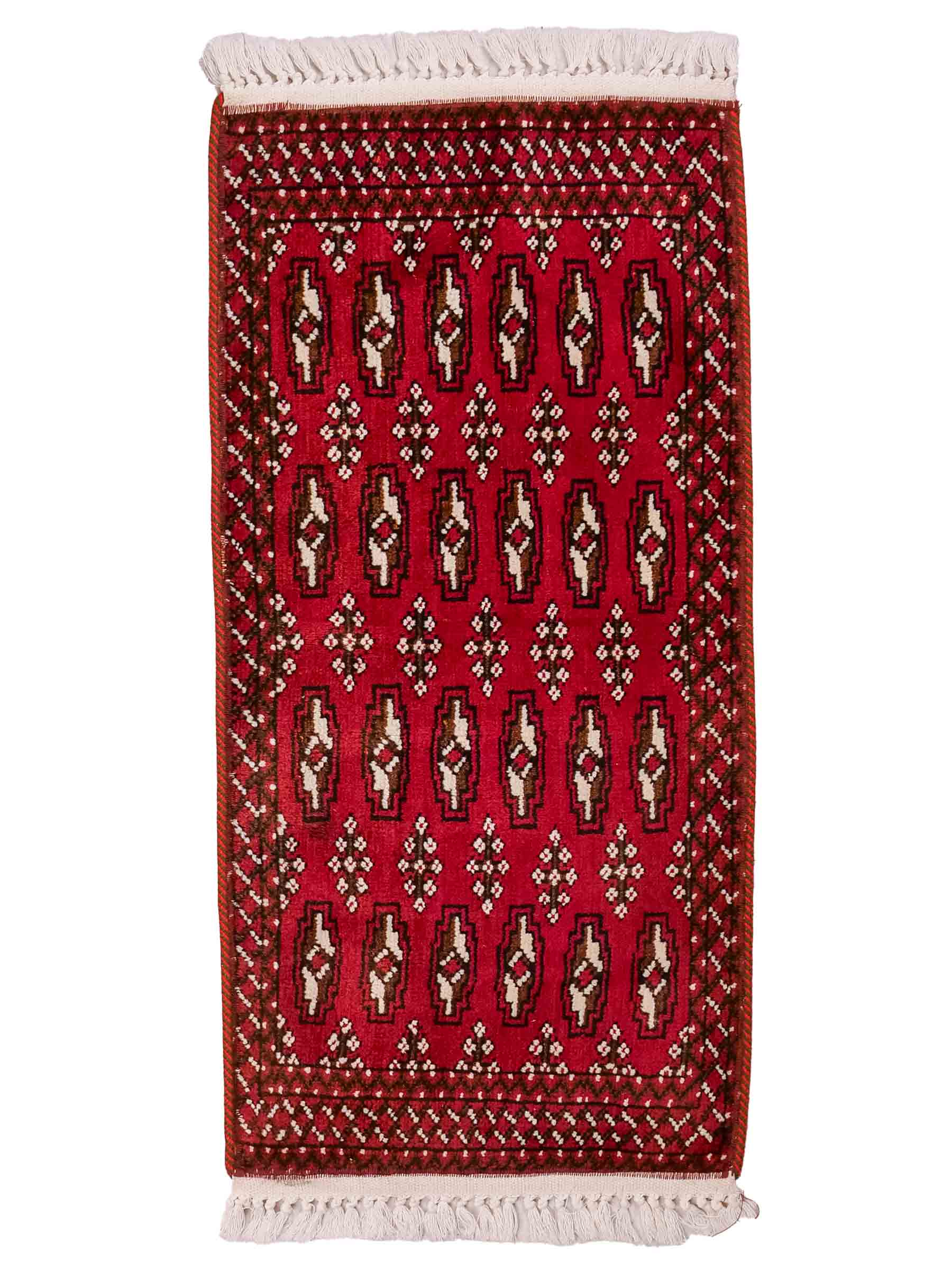 Handgeknüpfter Vintage Turkaman Nomadenteppich von Khademi aus Wolle, rot. Bukhara Allover-Design. Von Hand geknüpft in Iran. Größe: 97 cm x 48 cm. Teppichnummer: DB3-1006. Verkauf durch Jupiter Intl.
