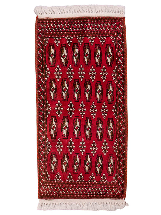 Handgeknüpfter Vintage Turkaman Nomadenteppich von Khademi aus Wolle, rot. Bukhara Allover-Design. Von Hand geknüpft in Iran. Größe: 97 cm x 48 cm. Teppichnummer: DB3-1006. Verkauf durch Jupiter Intl.