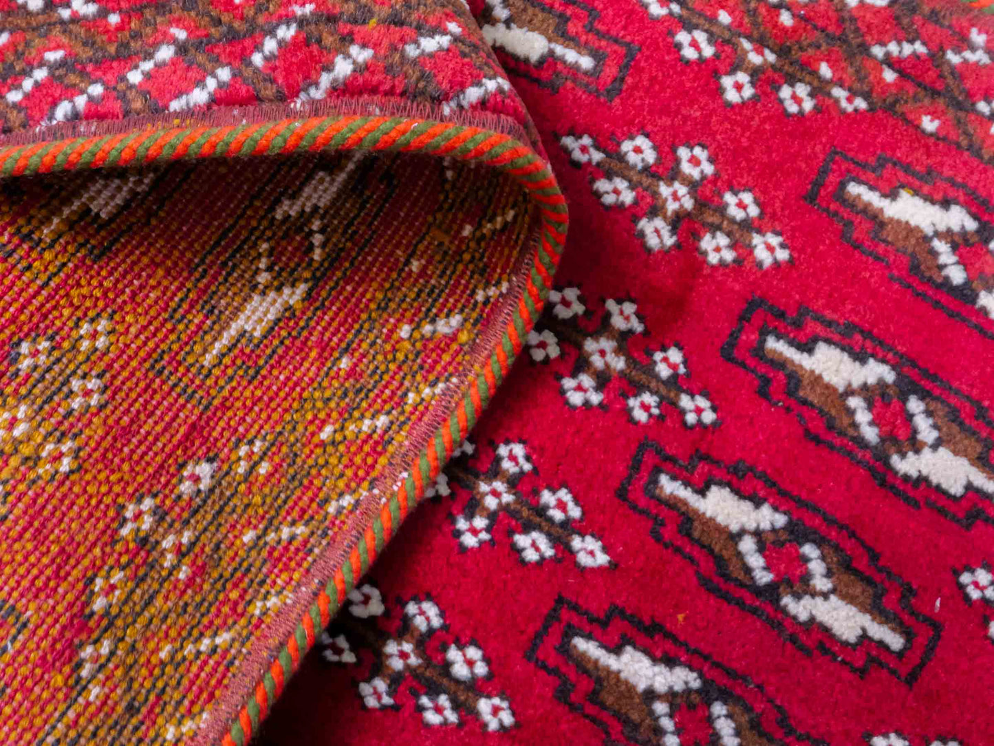 Handgeknüpfter Vintage Turkaman Nomadenteppich von Khademi aus Wolle, rot. Bukhara Allover-Design. Von Hand geknüpft in Iran. Größe: 97 cm x 48 cm. Teppichnummer: DB3-1006. Verkauf durch Jupiter Intl.