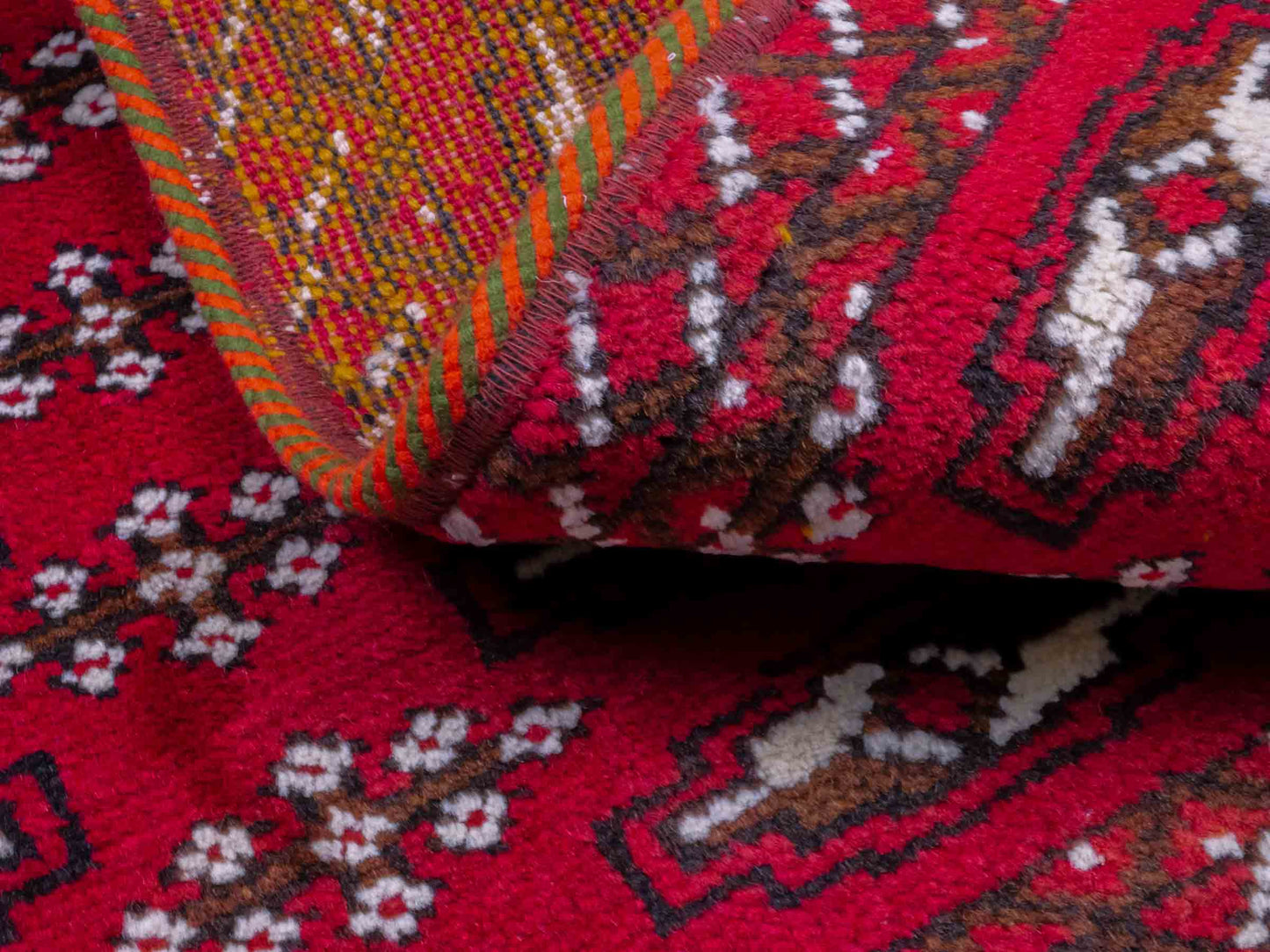 Handgeknüpfter Vintage Turkaman Nomadenteppich von Khademi aus Wolle, rot. Bukhara Allover-Design. Von Hand geknüpft in Iran. Größe: 97 cm x 48 cm. Teppichnummer: DB3-1006. Verkauf durch Jupiter Intl.