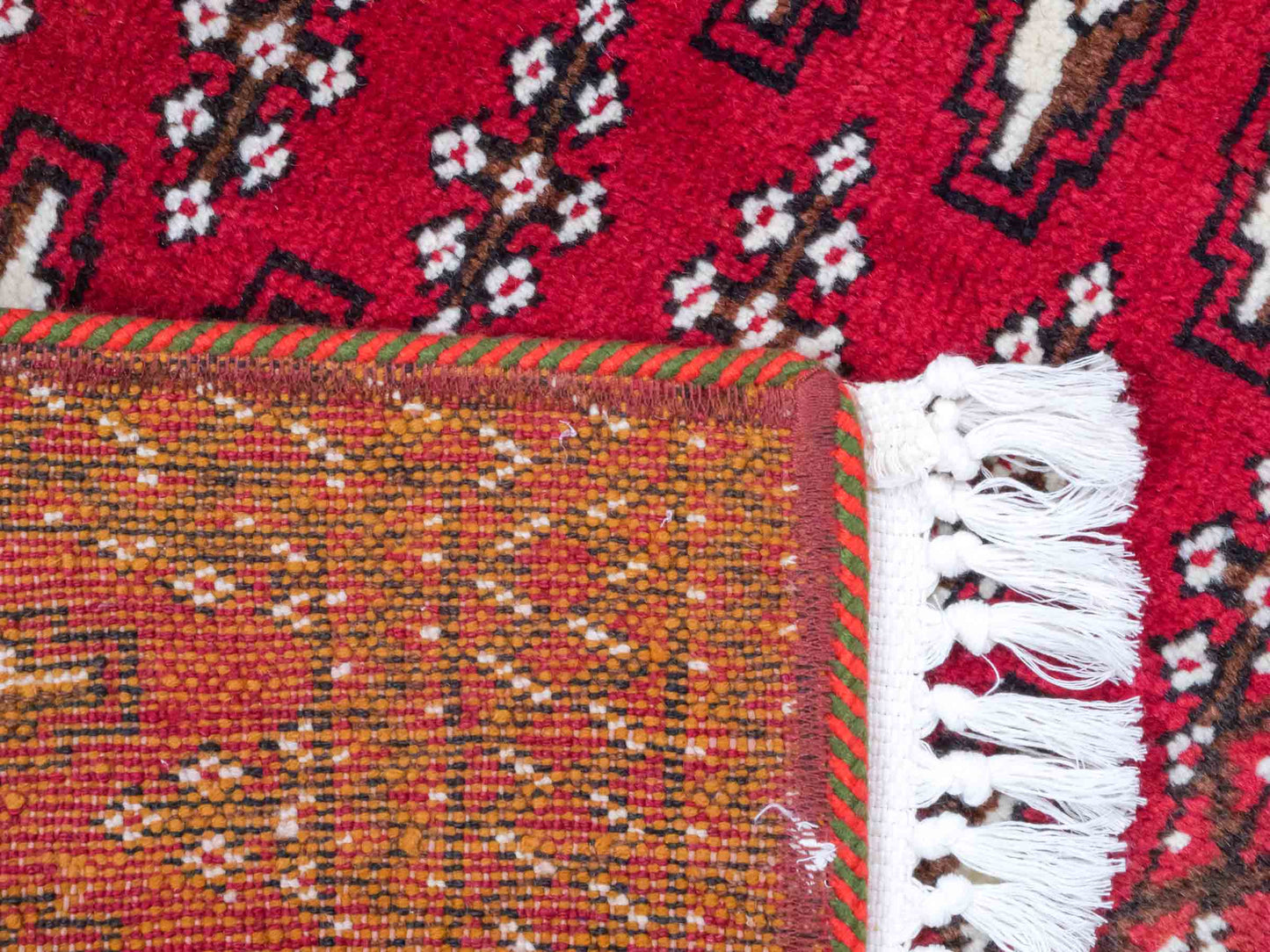 Handgeknüpfter Vintage Turkaman Nomadenteppich von Khademi aus Wolle, rot. Bukhara Allover-Design. Von Hand geknüpft in Iran. Größe: 97 cm x 48 cm. Teppichnummer: DB3-1006. Verkauf durch Jupiter Intl.