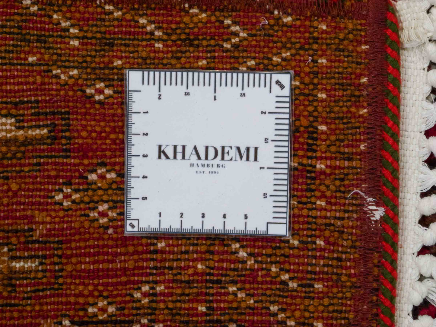 Handgeknüpfter Vintage Turkaman Nomadenteppich von Khademi aus Wolle, rot. Bukhara Allover-Design. Von Hand geknüpft in Iran. Größe: 97 cm x 48 cm. Teppichnummer: DB3-1006. Verkauf durch Jupiter Intl.