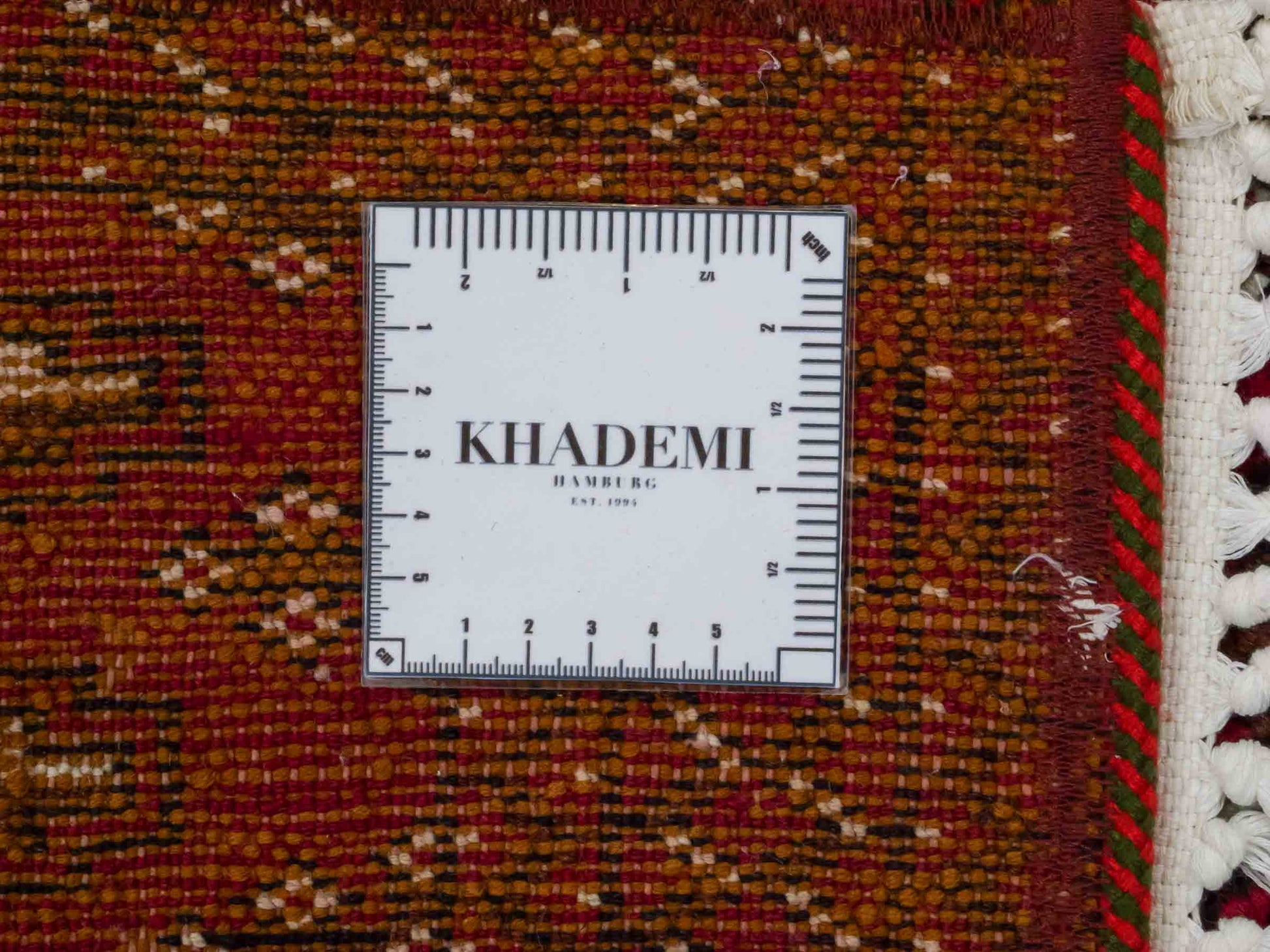 Handgeknüpfter Vintage Turkaman Nomadenteppich von Khademi aus Wolle, rot. Bukhara Allover-Design. Von Hand geknüpft in Iran. Größe: 97 cm x 48 cm. Teppichnummer: DB3-1006. Verkauf durch Jupiter Intl.