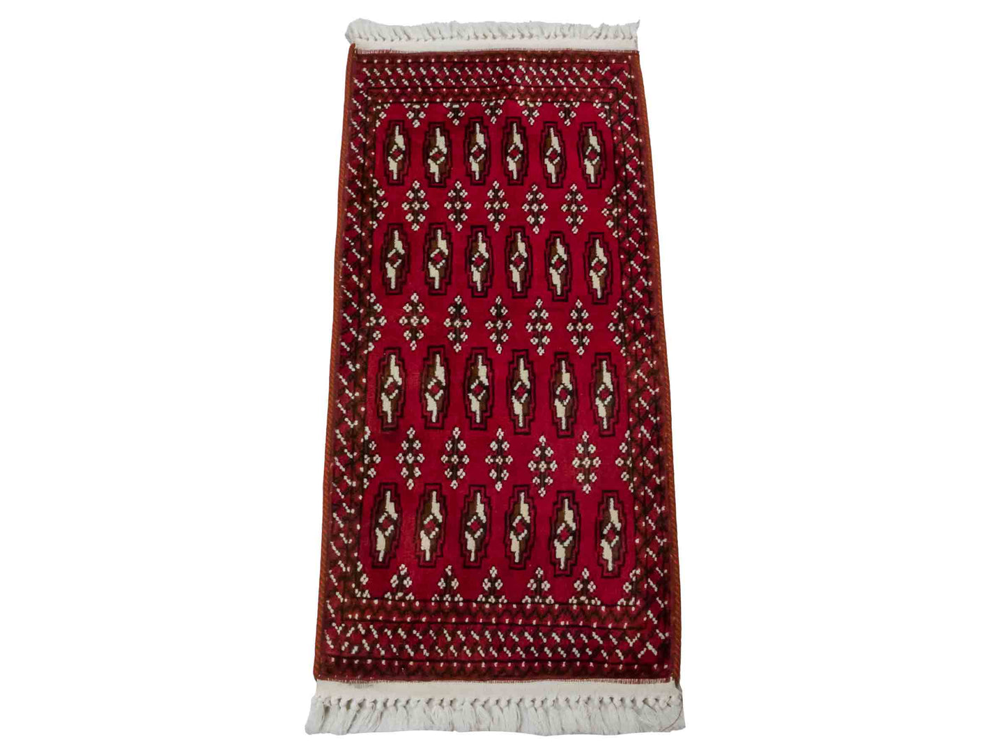 Handgeknüpfter Vintage Turkaman Nomadenteppich von Khademi aus Wolle, rot. Bukhara Allover-Design. Von Hand geknüpft in Iran. Größe: 97 cm x 48 cm. Teppichnummer: DB3-1006. Verkauf durch Jupiter Intl.