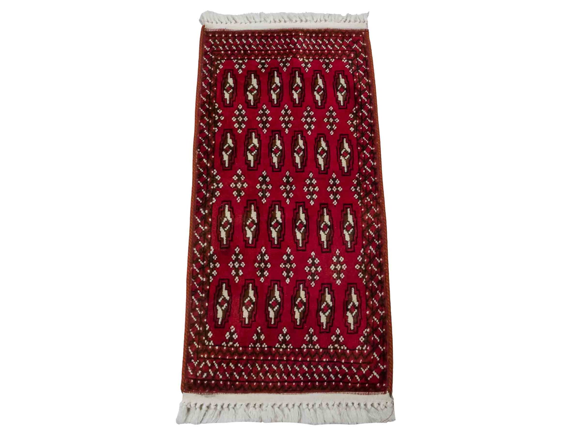Handgeknüpfter Vintage Turkaman Nomadenteppich von Khademi aus Wolle, rot. Bukhara Allover-Design. Von Hand geknüpft in Iran. Größe: 97 cm x 48 cm. Teppichnummer: DB3-1006. Verkauf durch Jupiter Intl.